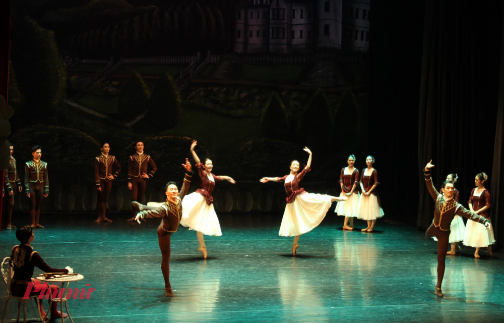 Các vũ điệu vui tươi tại yến tiệc là một điểm đặc sắc của vở ballet.