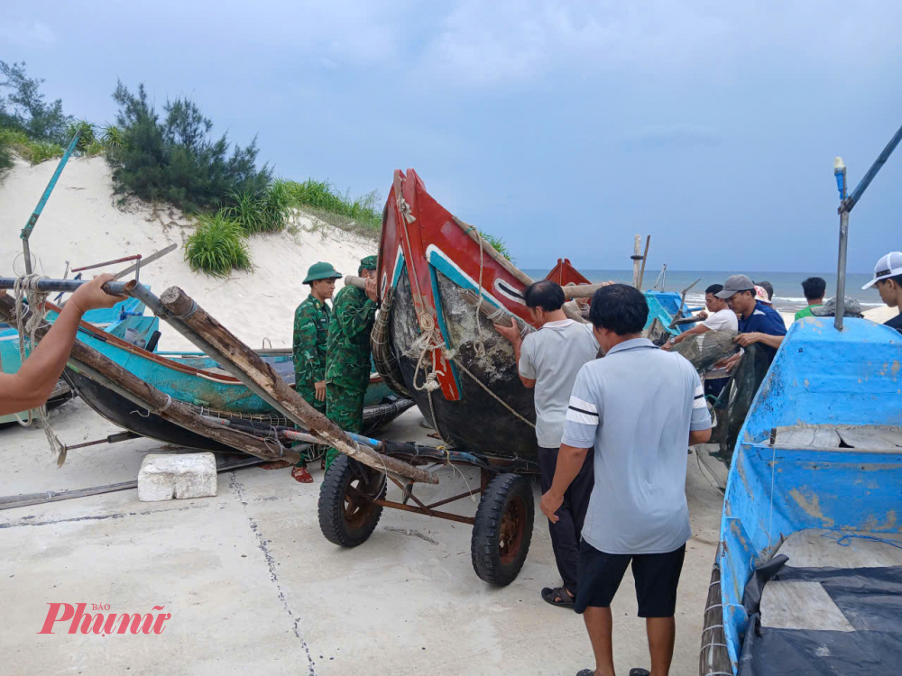  Đối với những đồn biên phòng đóng quan gần khu vực cửa biển. lãnh đạo Biên phòng tỉnh Quảng Trị kiên quyết không để bất cứ người dân nào ở lại trên tàu, thuyền khi bão vào
