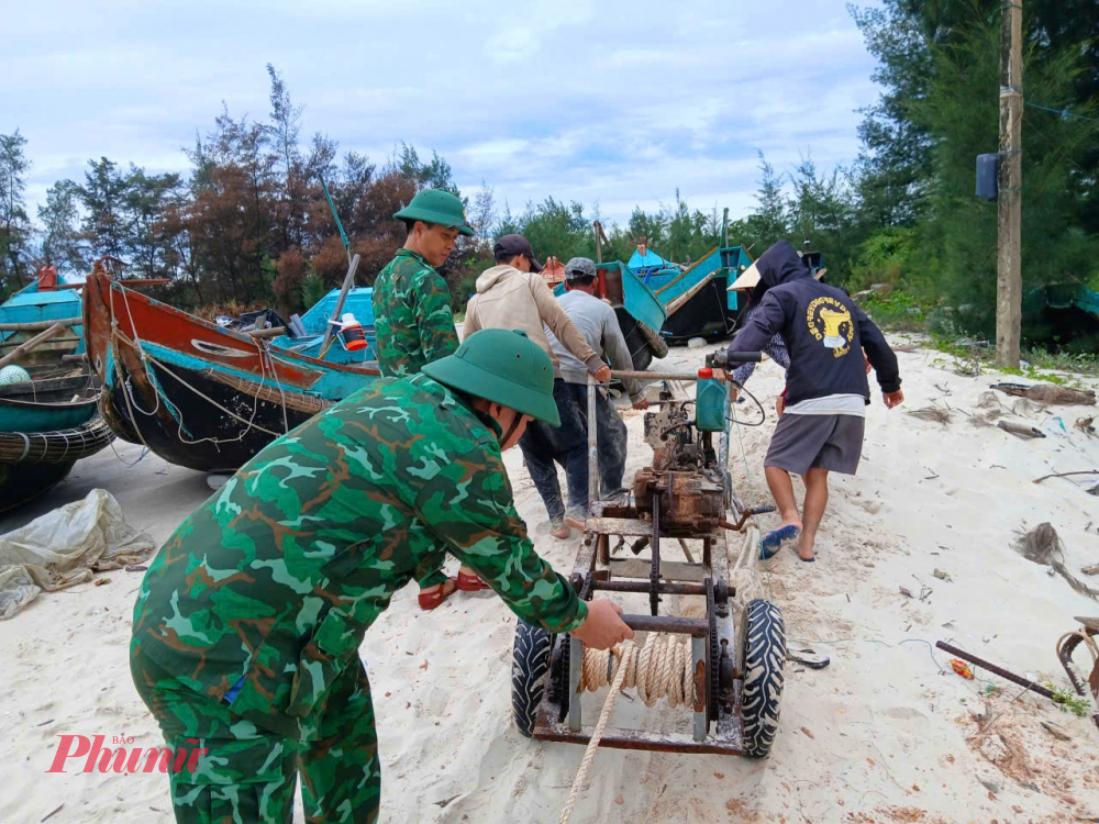 Tính đến sáng ngày 23/8, tỉnh Quảng Trị đã liên lạc thông báo kịp thời kêu gọi đối với 8.725 phương tiện với hơn 24.000 lao động trên biển vào bờ tránh trú bão số 5.