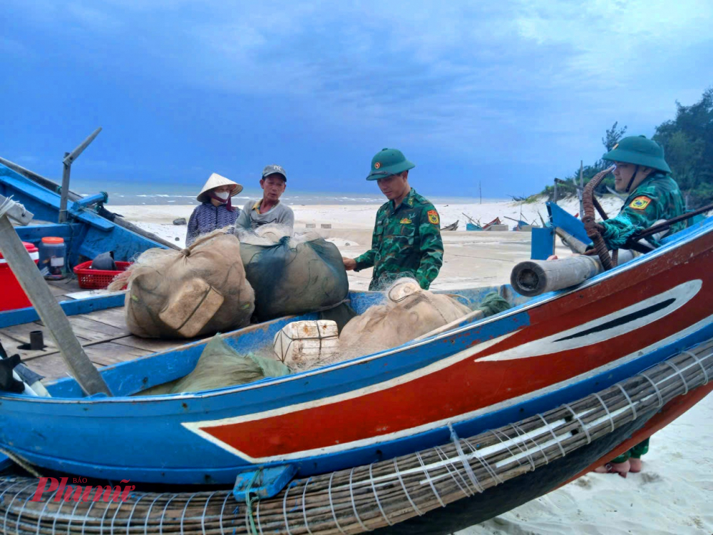 Ban Chỉ huy BĐBP tỉnh  Quảng Trị cũng chỉ đạo các đồn, trạm duy trì thông tin liên lạc, tiếp tục kêu gọi tàu thuyền khẩn trương vào bờ tránh, trú bão