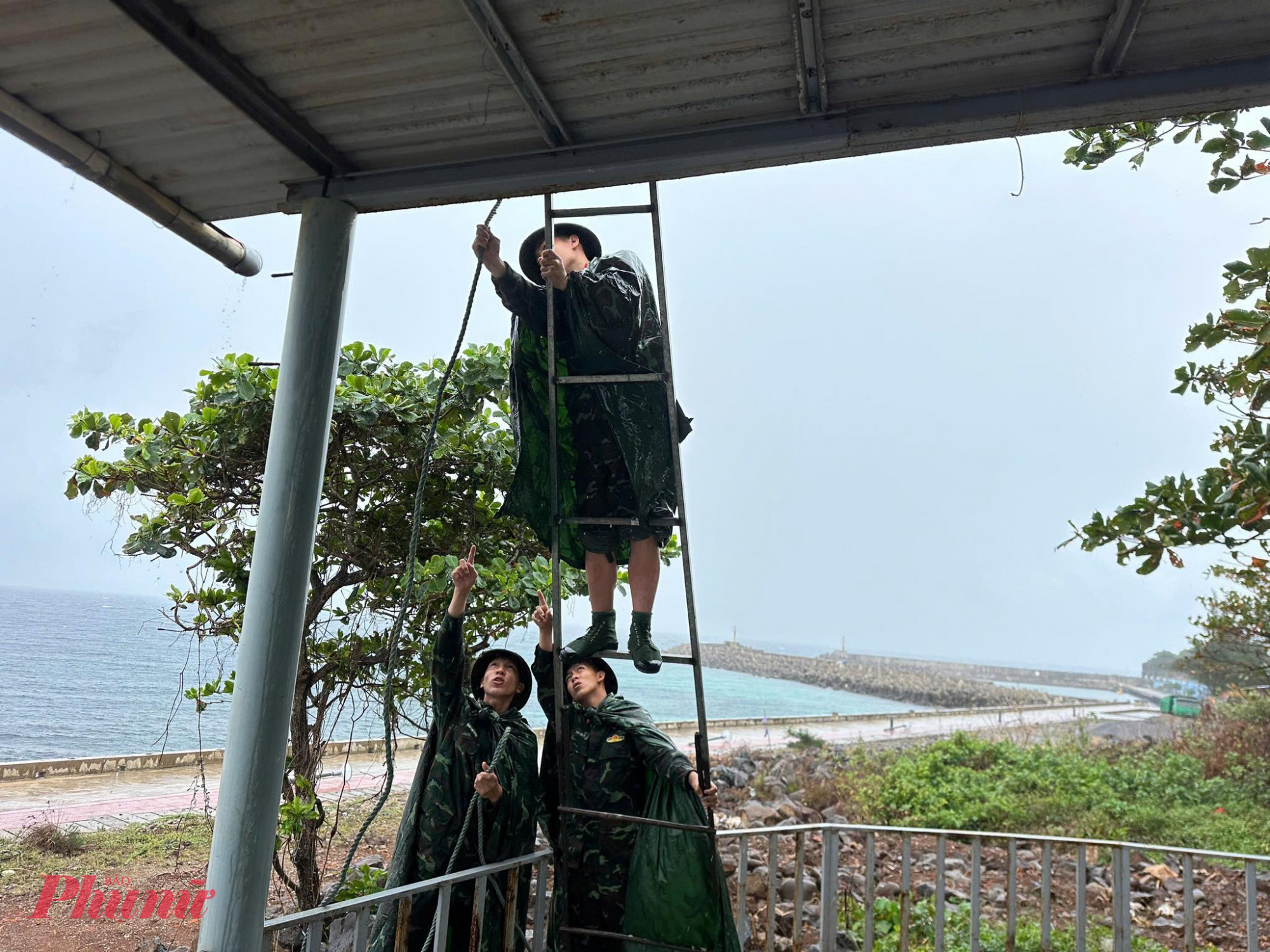 Bộ đội trên đảo Cồn Cỏ chằng chống nhà cửa trước khi bão tiến vào đất liền