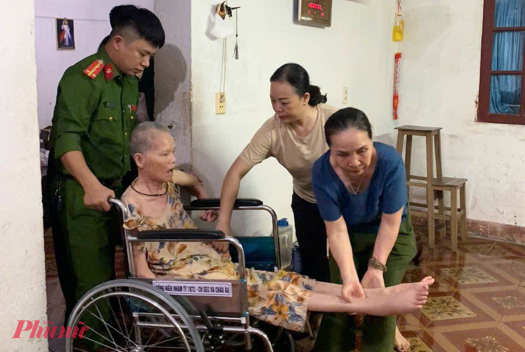 Để đảm bảo an toàn tuyệt đối cho người dân, UBND phường Thành Vinh đã thành lập các tổ đến các căn hộ tuyên truyền, vận động người dân đi tránh bão. Những người lớn tuổi, đau ốm được lực lượng chức năng hỗ trợ di dời đến nơi tránh bão.