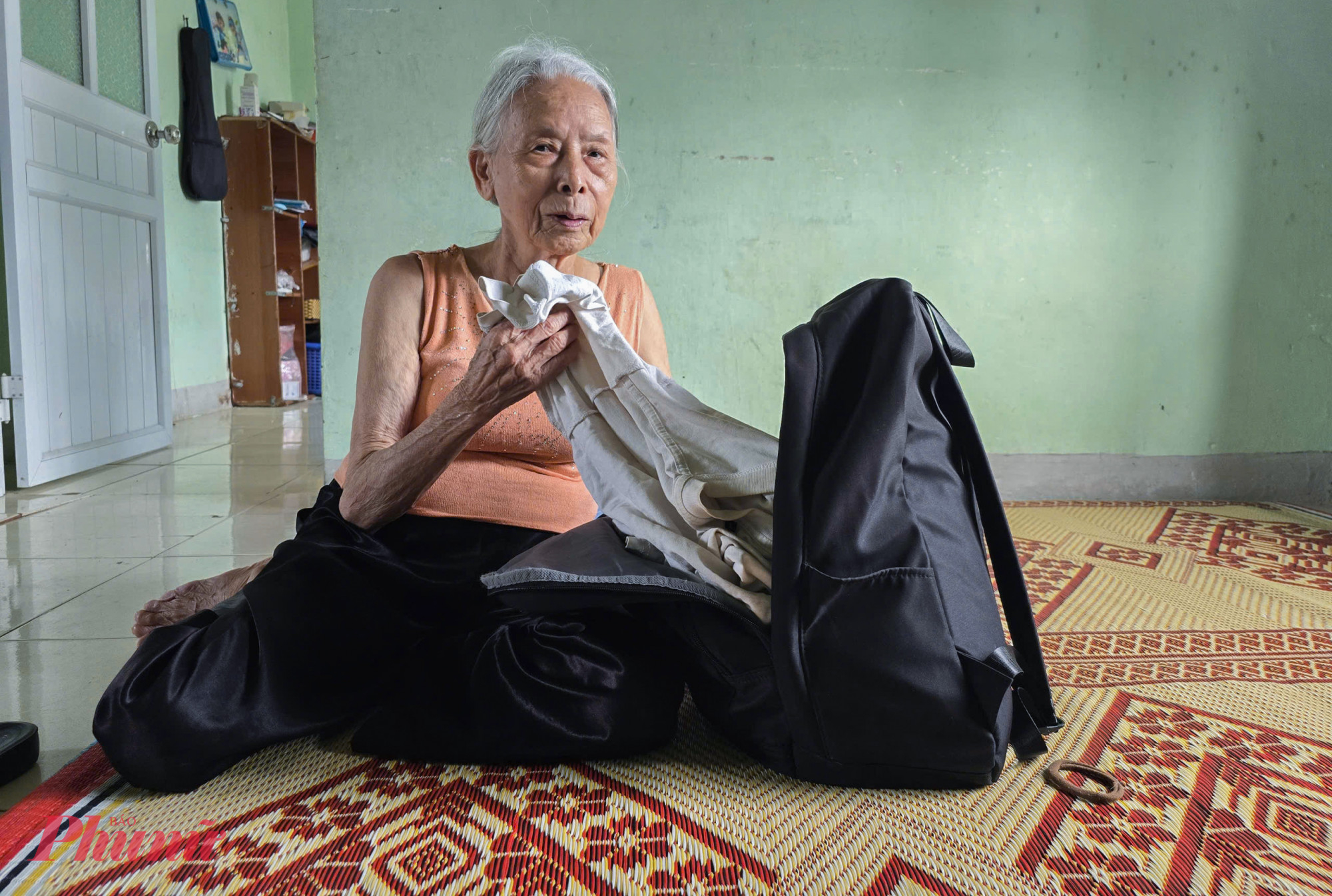 Nghe thông báo từ chính quyền địa phương, nhiều người dân ở chung cư Quang Trung tranh thủ nấu ăn sớm, vớ lấy ít đồ dùng cần thiết vào balo chuẩn bị sẵn sàng để chuyển đến các địa điểm tránh trú bão do UBND phường bố trí.