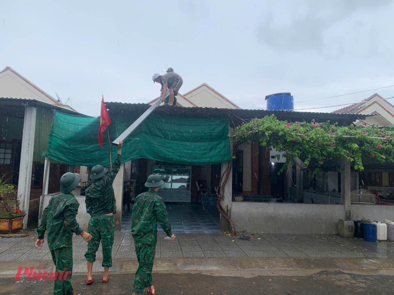 Hỗ trợ người dân chằng néo mái tôn 