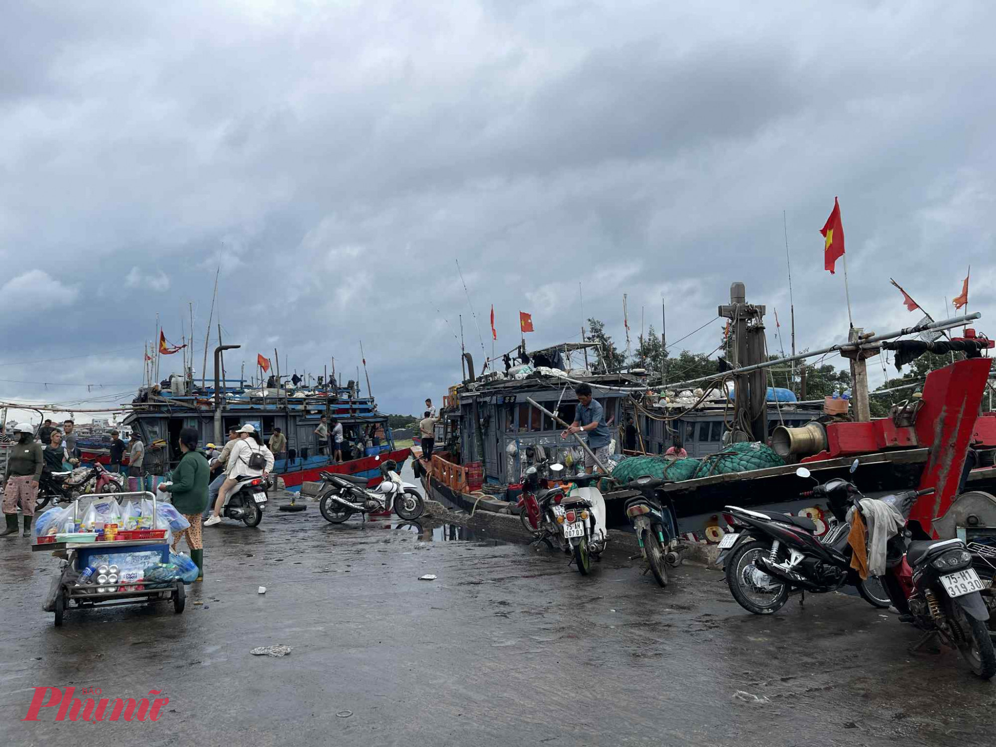 Tàu thuyền vào tránh bão an toàn ở Cảng cá Thuận An