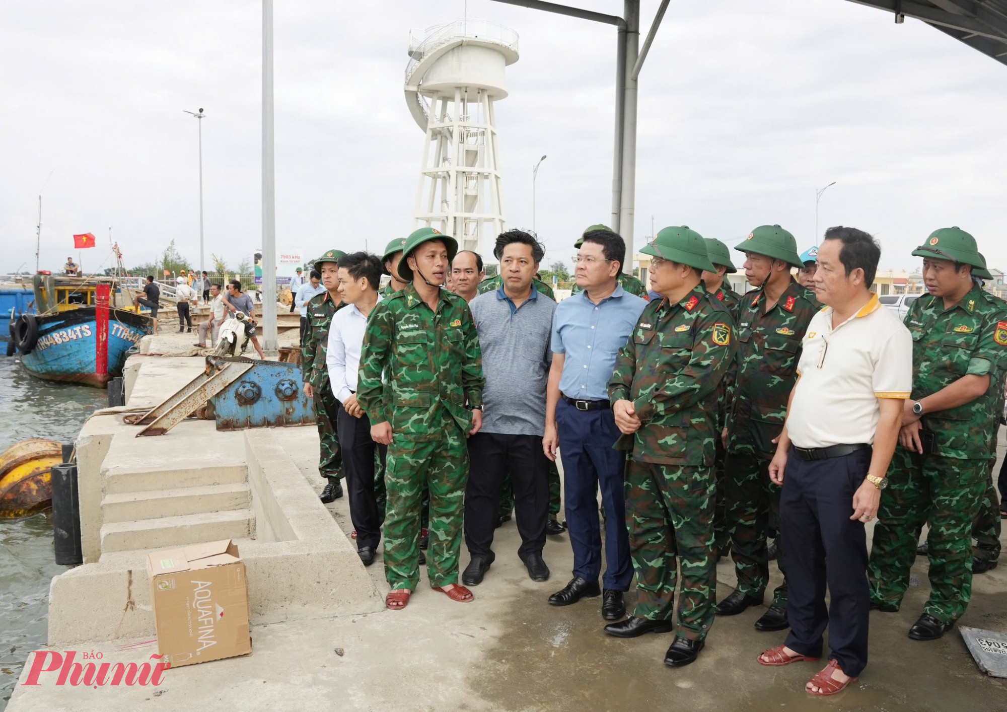 Phó Tư lệnh Quân khu 4 – Đại tá Ngô Nam Cường  cùng lãnh đạo TP Huế kiểm tra công tác phòng chống bão số 5 tại vùng biển Thuận An (TP Huế)