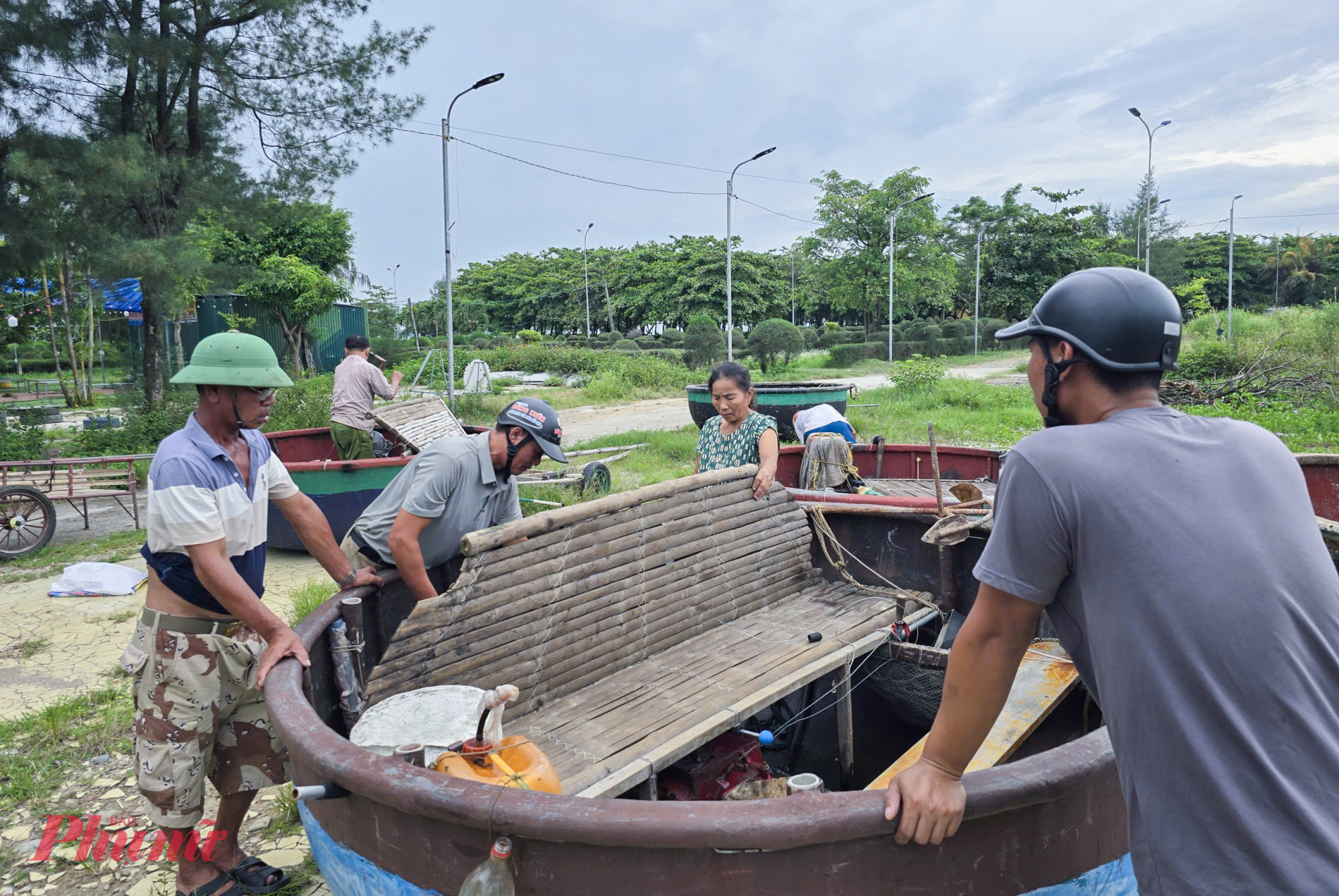 Sau khi tháo máy móc, thuyền thúng được người dân vận chuyển lên khu vực cao ráo để chằng chống bằng dây thừng.