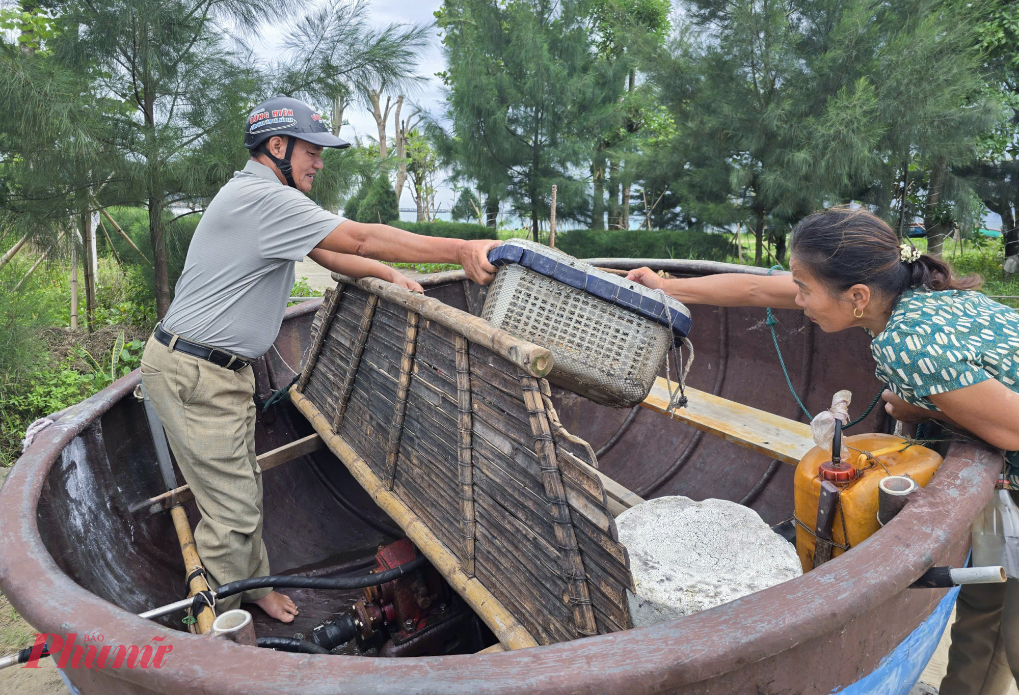 Lo ngại nước biển dâng cao, máy móc trong thuyền được tháo ra để mang về nhà tránh hư hỏng.