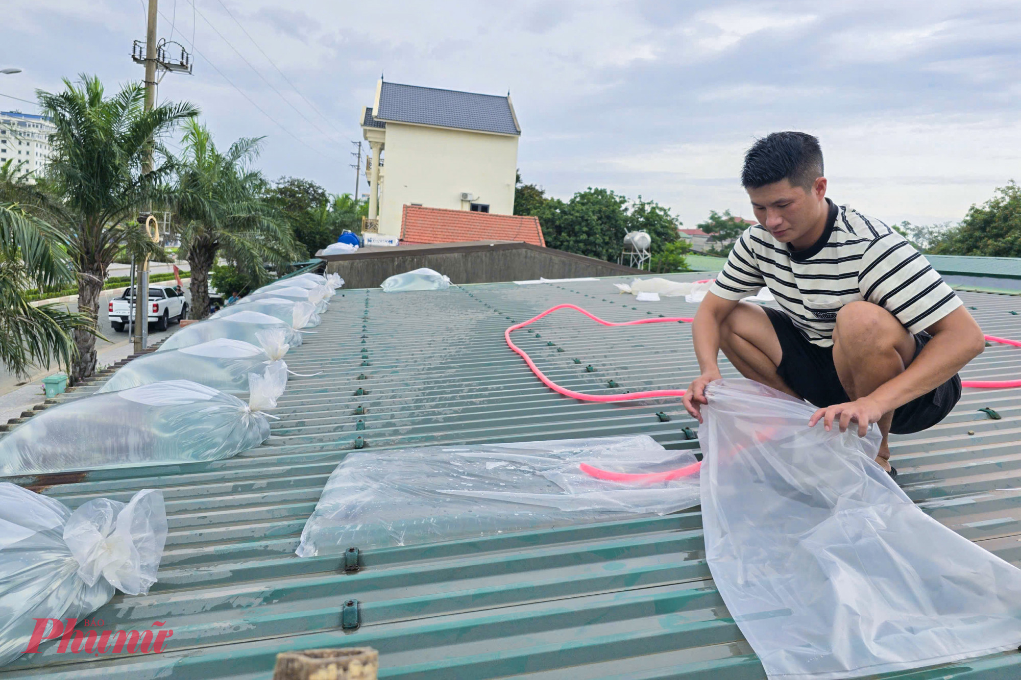 Anh Nguyễn Văn Long (trú phường Cửa Lò) cho biết, gia cố mái nhà bằng các túi nước lớn như thế này tiện lợi hơn nhiều so với dùng phương pháp xúc đất, cát vào bao tải mang lên mái nhà. “Cách này đỡ phải mất công vận chuyển. Bão xong, mình cũng chỉ cần lên tháo nước ra là được” - anh Long nói.