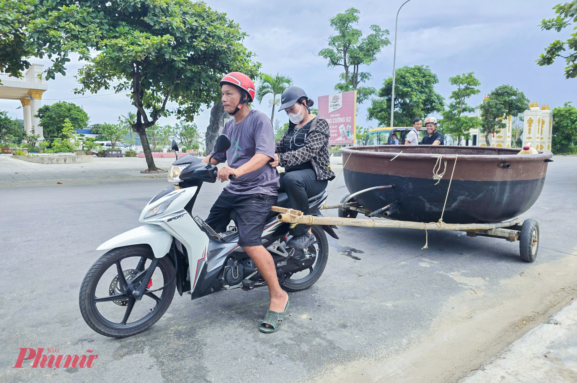 Nhiều người còn dùng xe máy kéo thuyền thúng về nhà để đảm bảo an toàn. Bà Hoàng Thị Quy (trú phường Cửa Lò) cho biết, mỗi chiếc thuyền thúng trị giá hơn 10 triệu đồng. Đây là “cần câu cơm” của cả gia đình nên phải bảo vệ cẩn thận. “Vất vả chút nhưng đưa về nhà cho an tâm. Lỡ không may sóng đánh trôi mất thuyền thì không biết lấy chi hành nghề nữa” - bà Quy nói. 