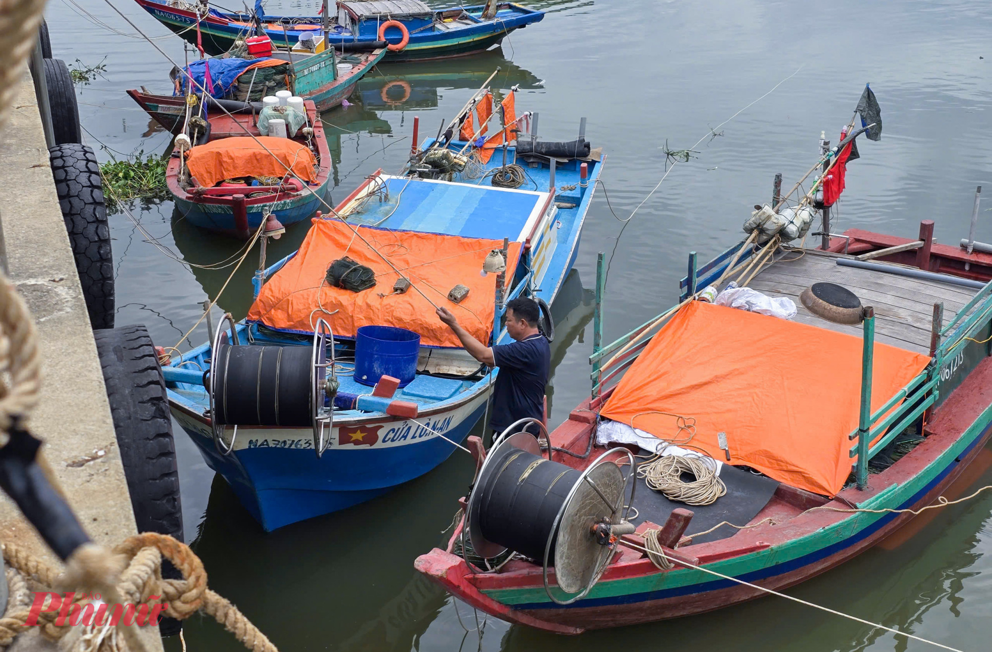 Để ứng phó với bão Kajiki, tỉnh Nghệ An cấm tàu thuyền và các phương tiện vận tải ra khơi kể từ 5g ngày 24/8. Toàn tỉnh có hơn 2.900 thuyền, với 13.240 lao động trực tiếp đánh bắt hải sản. Đến sáng 24/8, phần lớn tàu thuyền đã vào bờ neo đậu an toàn.