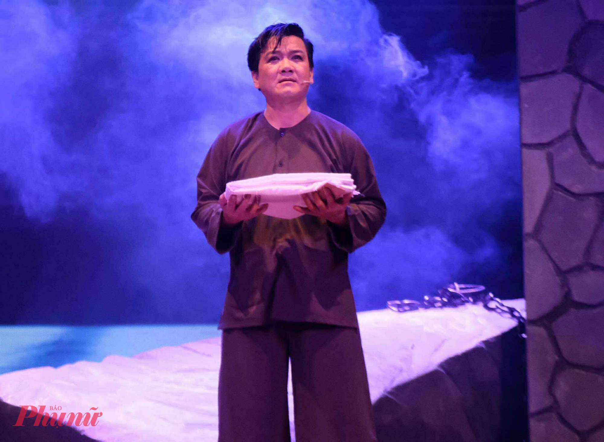 Nghệ sĩ Lê Tứ hóa thân thành chiến sĩ cách mạng Lê Hồng Phong trong vở cải lương Câu hò đất mẹ - Ảnh: ĐẮC VIỆT