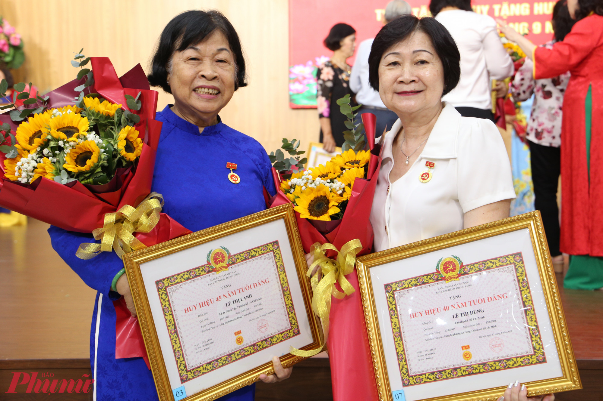 Các nữ đảng viên phường An Đông rạng rỡ trong khoảnh khắc chụp ảnh lưu niệm - Ảnh: Thanh Tâm