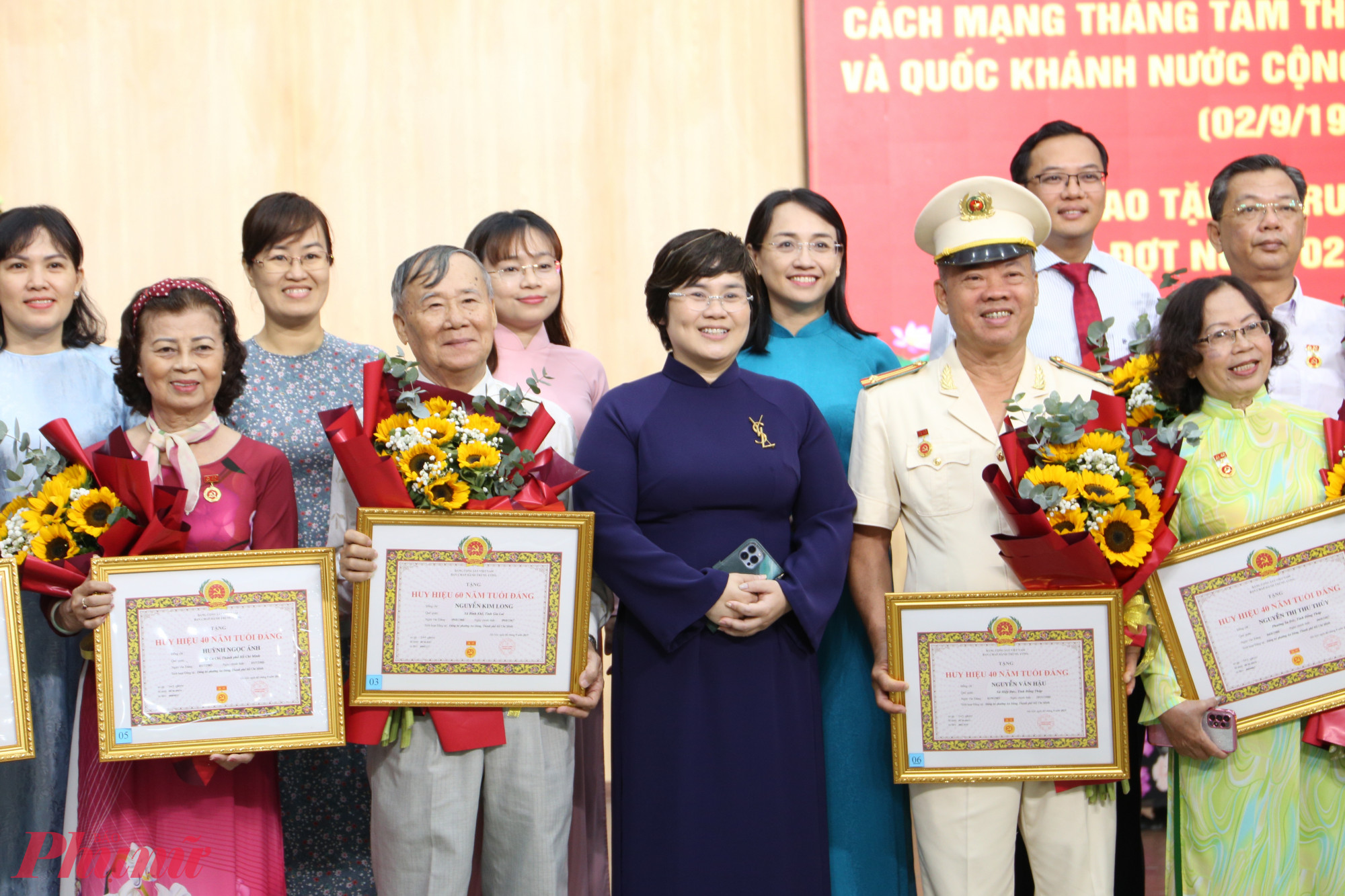 Các đại biểu cùng đảng viên phường An Đông chụp ảnh lưu niệm tại buổi lễ - Ảnh: Thanh Tâm