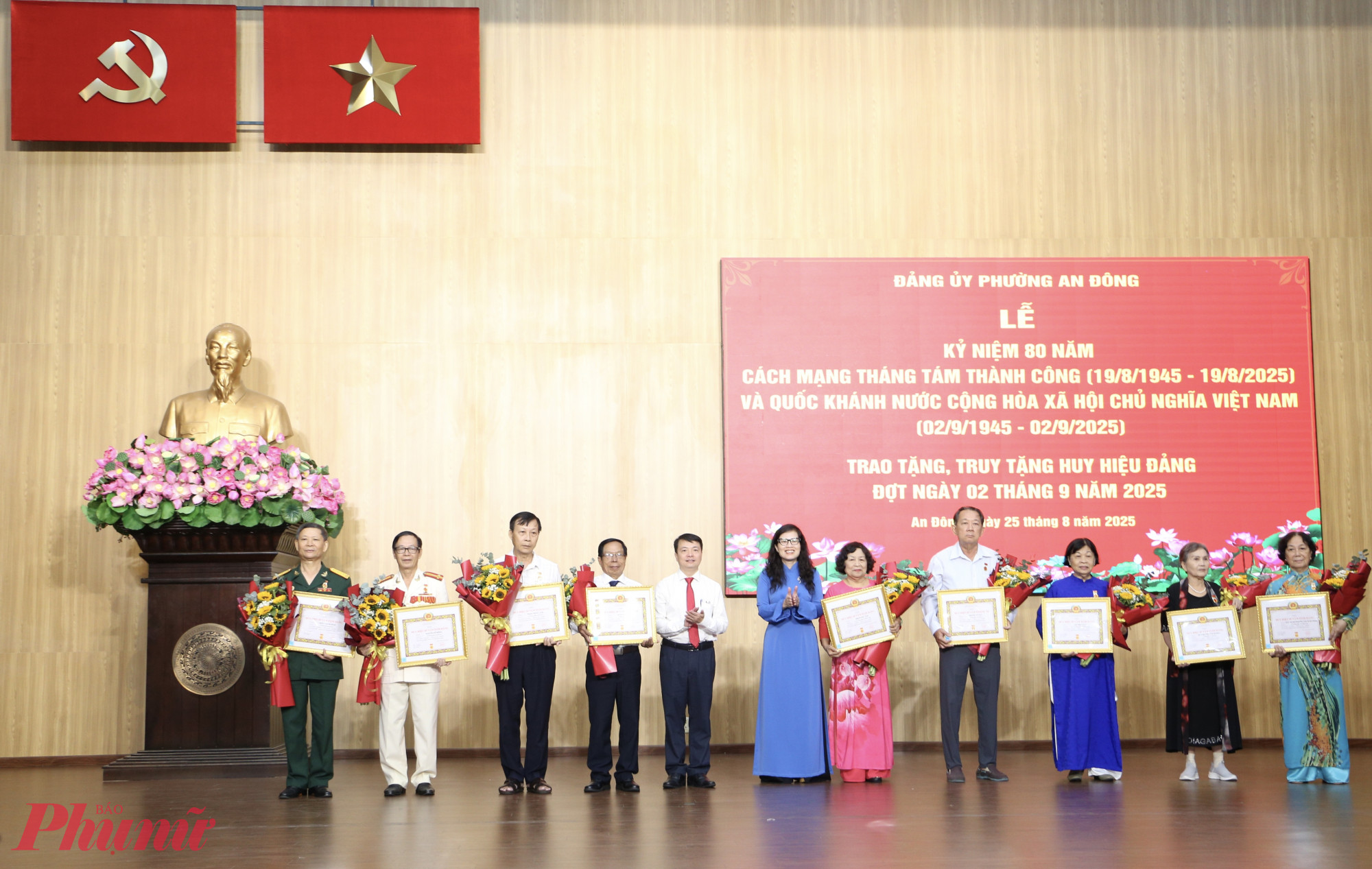 Ông Phạm Nam Vĩnh An - Phó Bí thư Thường trực Đảng ủy và bà Nguyễn Thị Minh Phượng - Chủ tịch UBND phường An Đông trao Huy hiệu Đảng cho đảng viên - Ảnh: Thanh Tâm