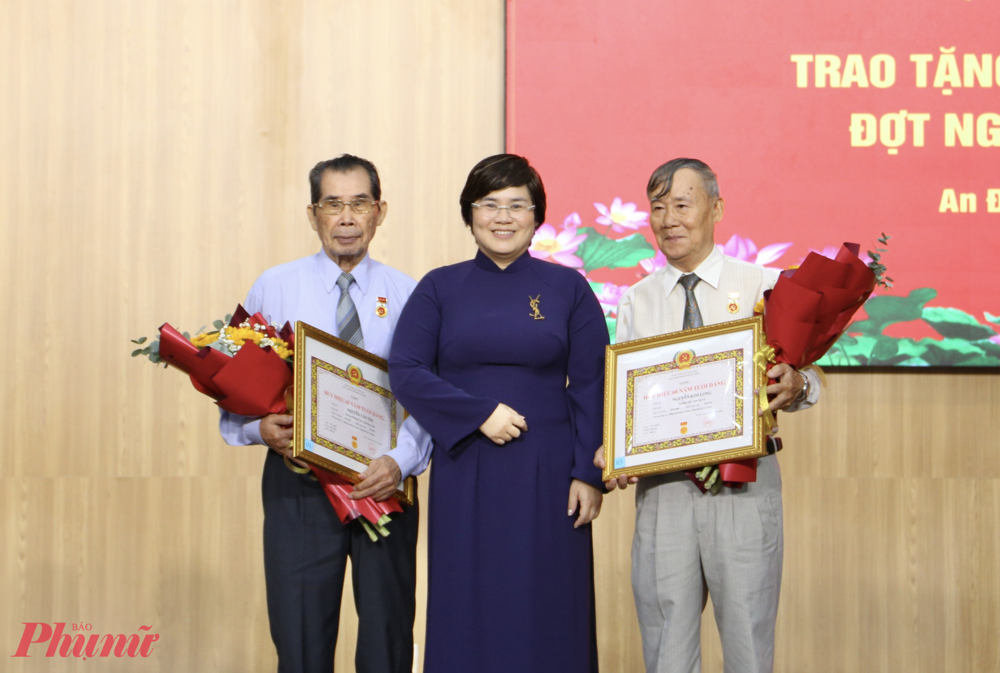 Bà Trương Minh Kiều – Bí thư Đảng ủy phường An Đông trao Huy hiệu 65 năm, 60 năm tuổi Đảng cho các đảng viên tiêu biểu - Ảnh: Thanh Tâm