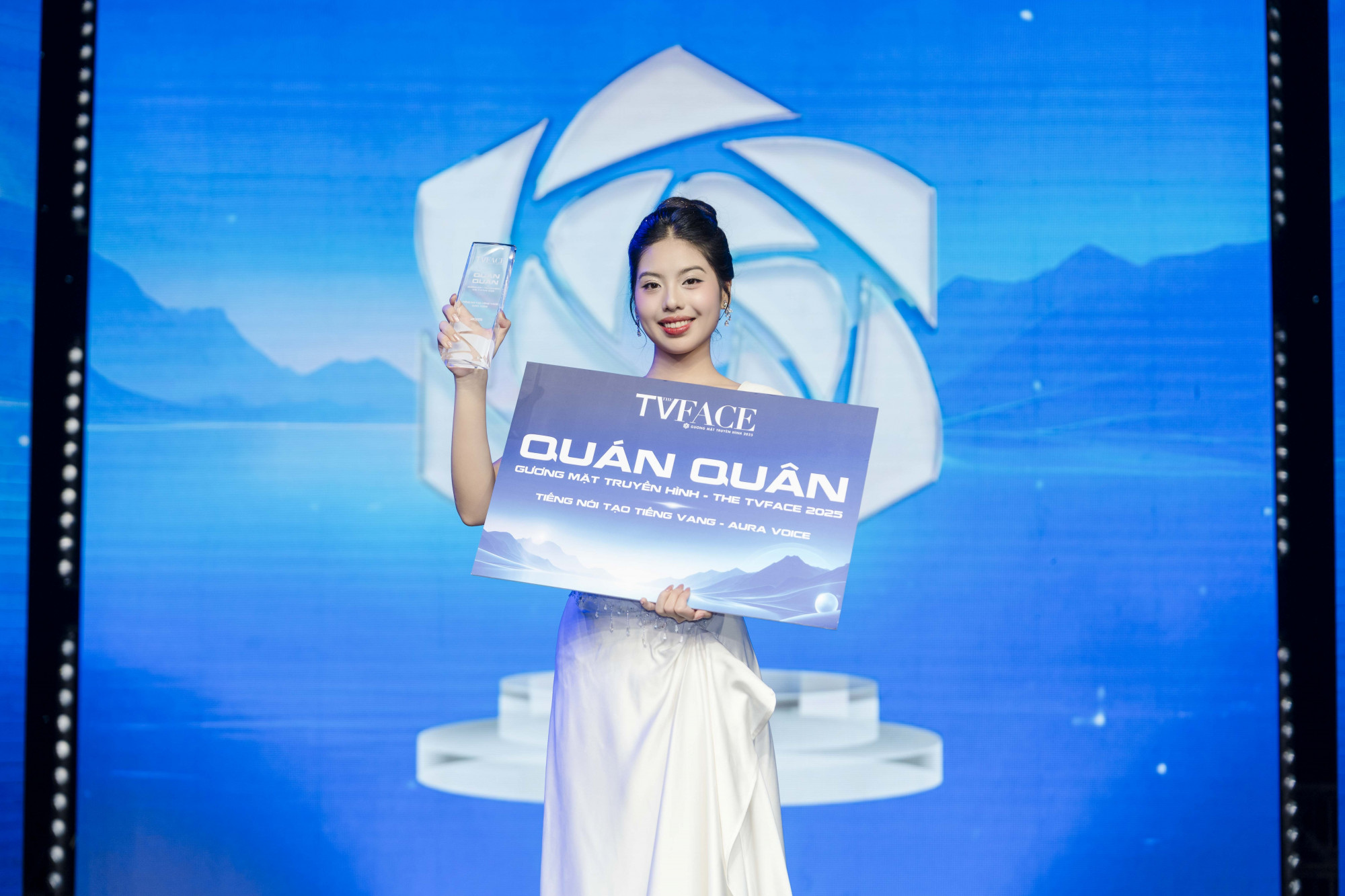 Nếu như ba năm trước, Gia Hân khiến bạn bè quốc tế ngưỡng mộ bởi vẻ đẹp trẻ trung, trí tuệ và sự tự tin, thì với The TVFACE, cô lại chọn bước vào một hành trình khác biệt - một sân chơi nơi ngoại hình không còn là yếu tố quyết định, mà chính giọng nói, tư duy và bản lĩnh mới là chìa khóa để chinh phục khán giả.