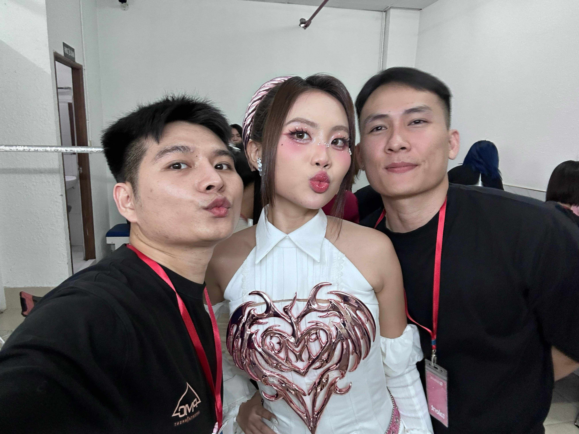 Cặp đôi Khoa Nguyễn - Bình và Phương Mỹ Chi tại hậu trường chương trình Em xinh say hi