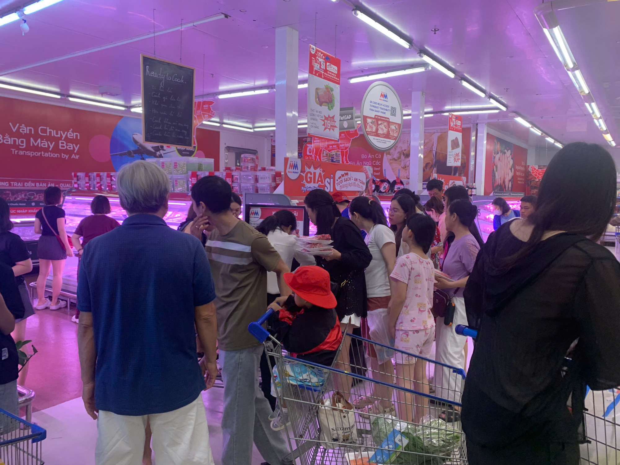 Người dân đến siêu thị MM Mega Market Đà Nẵng dồi dào hàng hóa phục vụ khách hàng