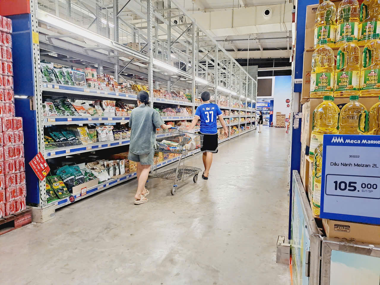 Đến sáng nay (25/8), hàng hóa tại MM Mega Market Vinh vẫn đầy đủ đảm bảo phục vụ nhu cầu của khách hàng cá nhân và nhóm khách hàng doanh nghiệp trên địa bàn (canteen, nhà máy, trường học, khách sạn và nhà hàng).