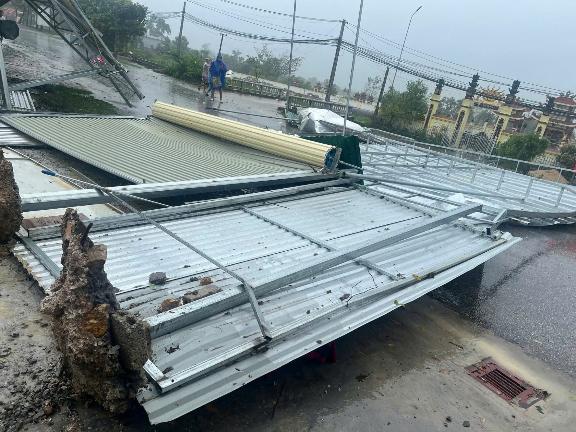 Mái tôn nhà người dân bị bão thổi bay ra đường - Ảnh: Hoàng Anh