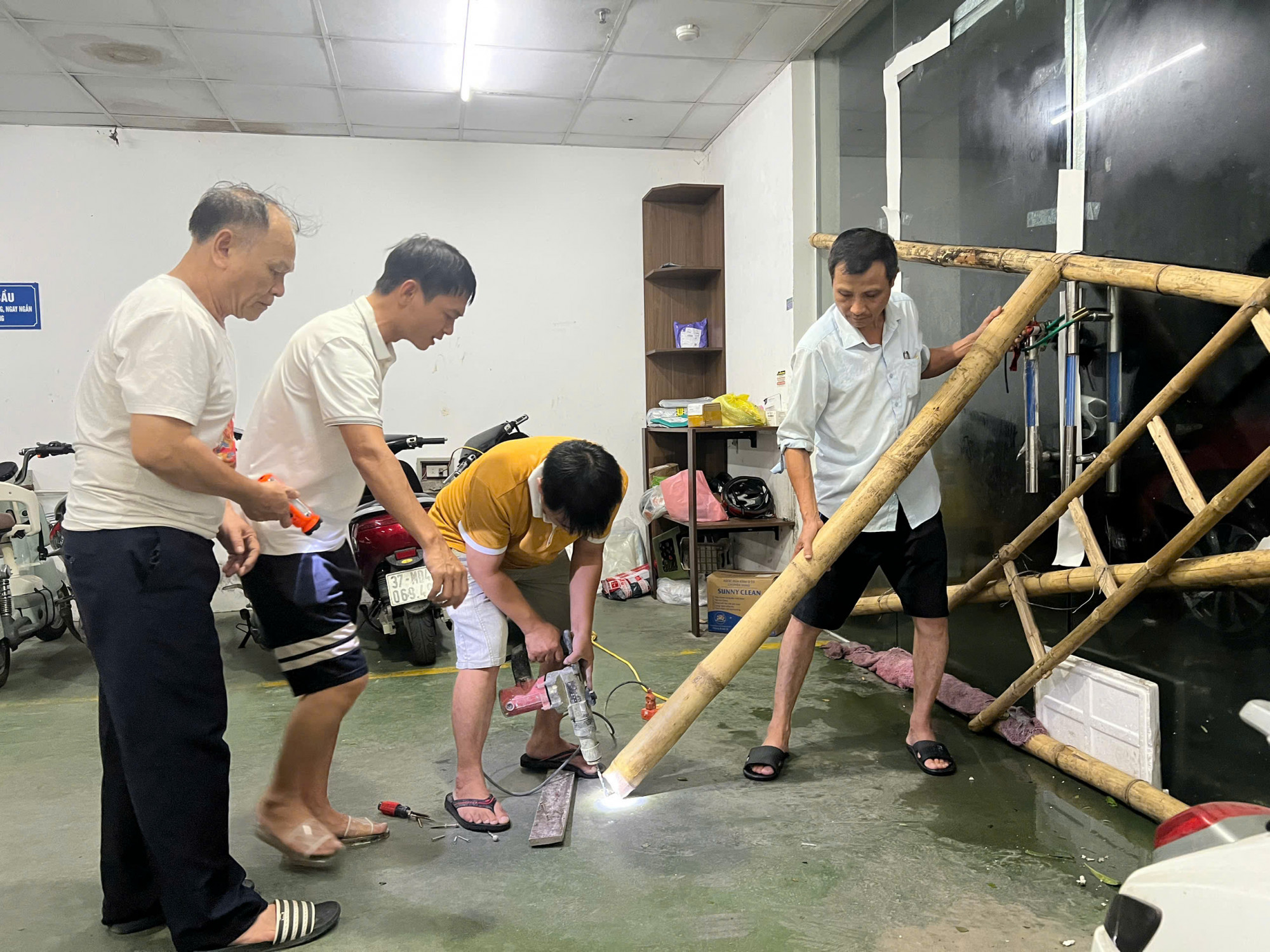 Người dân Nghệ An chằng néo cửa trong đêm - Ảnh: Phan Ngọc