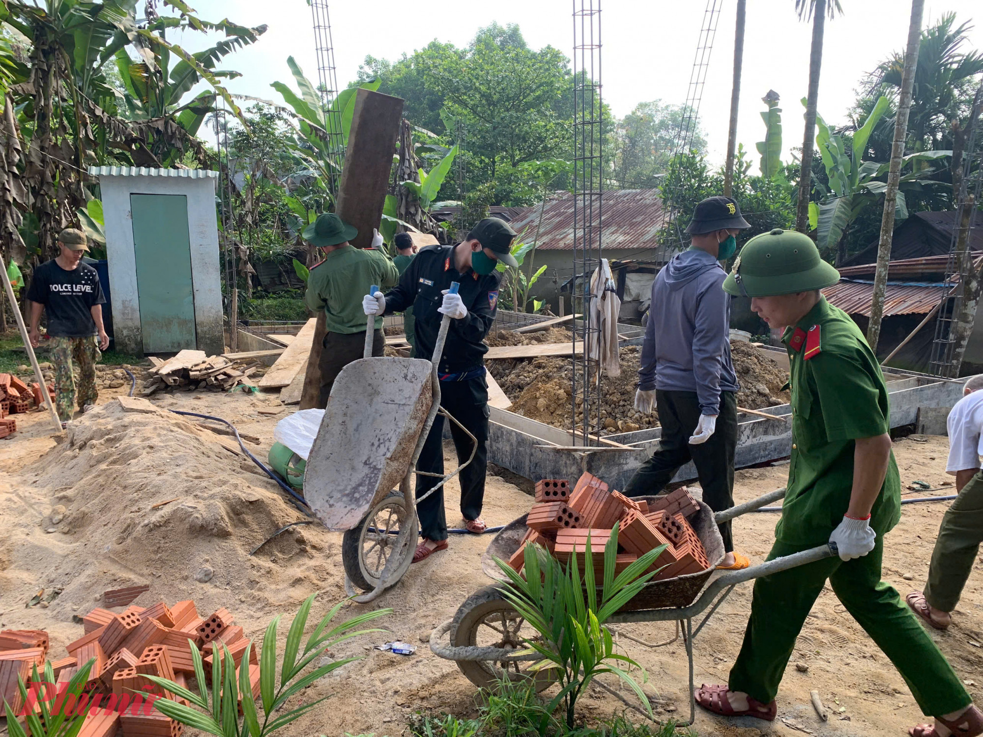 Công an Đà Nẵng tham gia xoá nhà tạm cho người dân