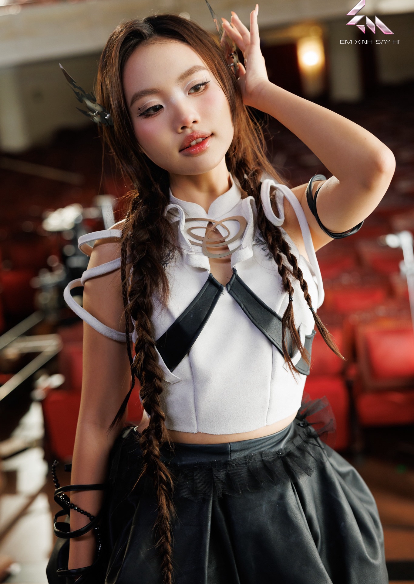 Phương Mỹ Chi tiếp tục gây bất ngờ với hình ảnh mới lạ, mang đậm hơi thở fantasy - chiến binh hiện đại. Cô diện crop-top thiết kế cầu kỳ với chi tiết cut-out độc đáo, mix cùng chân váy xếp phồng chất liệu da, tôn lên vẻ cá tính. Lối trang điểm được thực hiện khá tinh tế, vừa giữ nét mềm mại của gương mặt, vừa tạo hiệu ứng ấn tượng, ma mị để đồng điệu với trang phục.