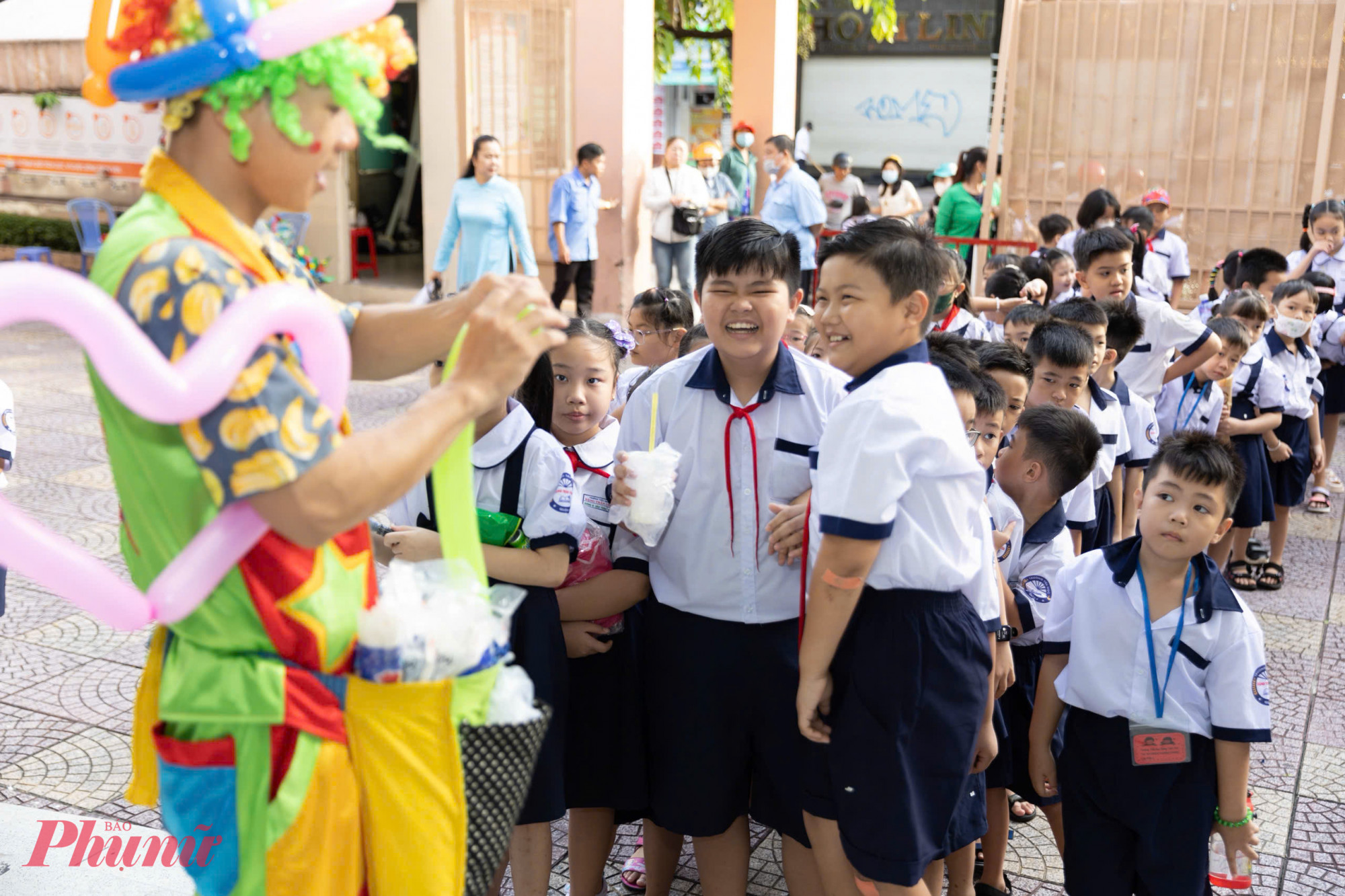 Nụ cười rạng rỡ khi gặp lại bạn bè - Ảnh: T.T.