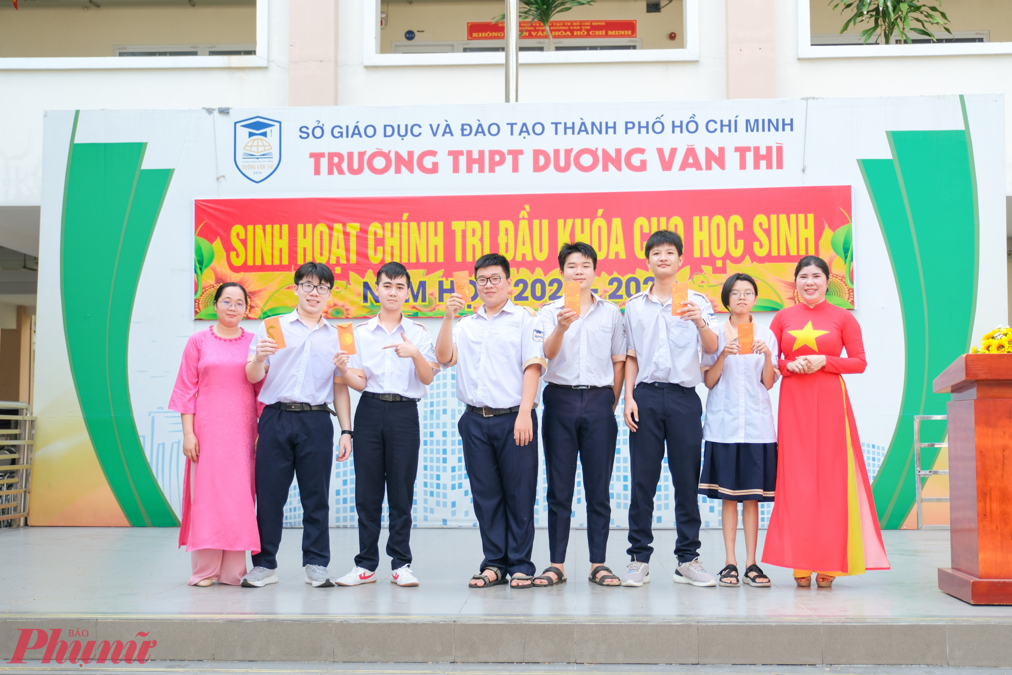 Nhận quà đầu năm từ nhà trường - Ảnh: T.T.