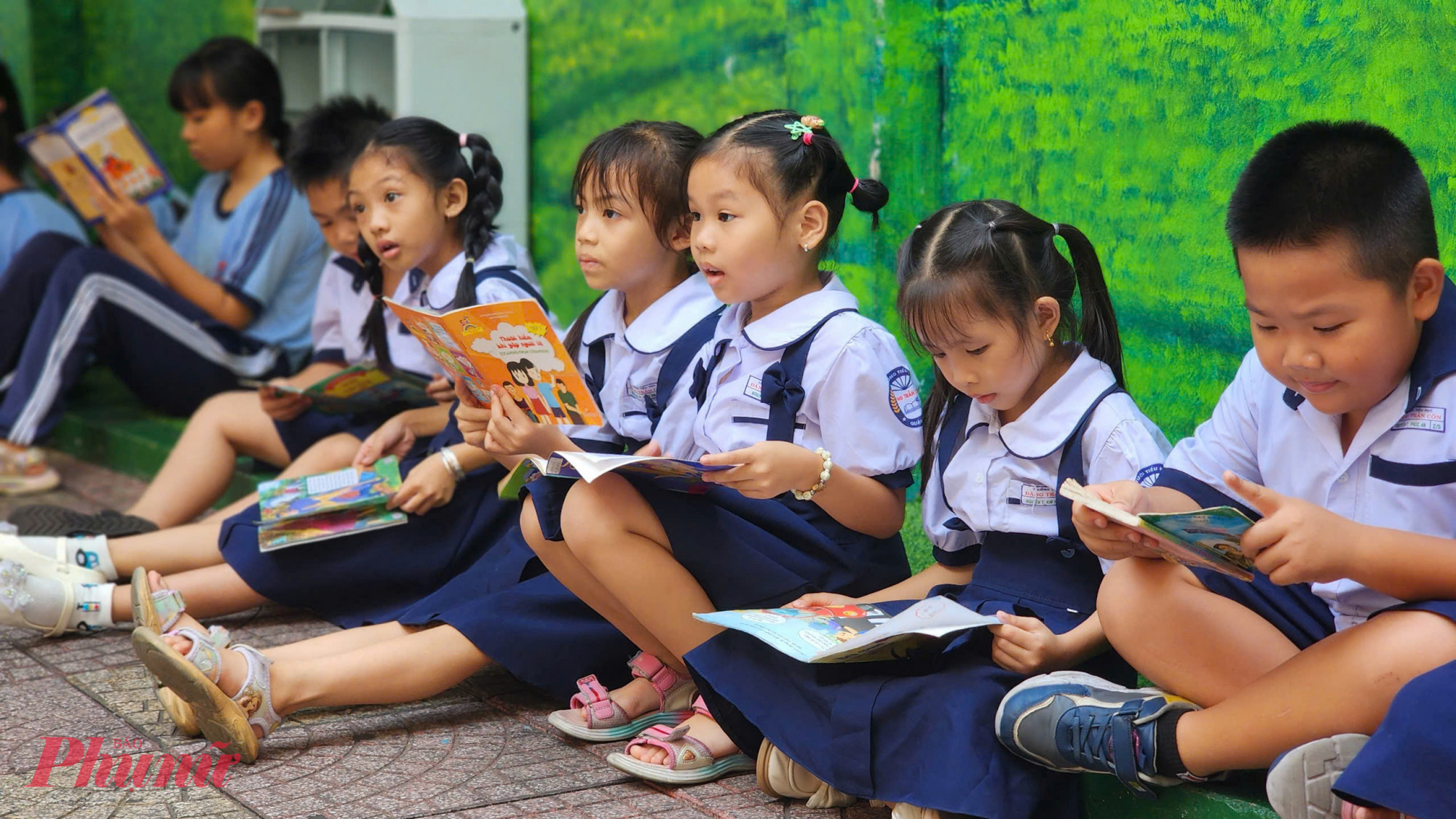 Học sinh làm quen với không gian đọc sách ngoài trời - Ảnh: T.T.