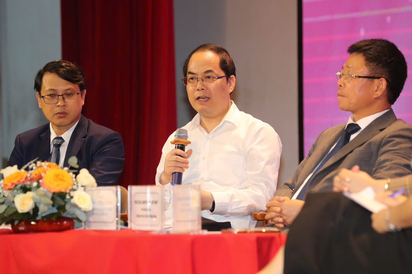 Tiến sĩ Tạ Mạnh Hùng (áo trắng) trả lời các nội dung liên quan mỹ phẩm tại hội thảo