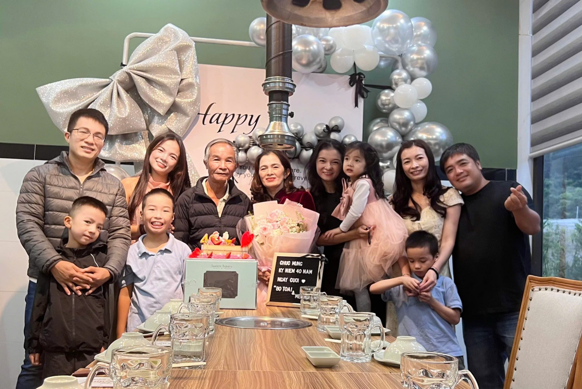 Đại gia đình hạnh phúc  trong dịp kỉ niệm 40 năm ngày cưới của bố mẹ. Ảnh do nhân vật cung cấp