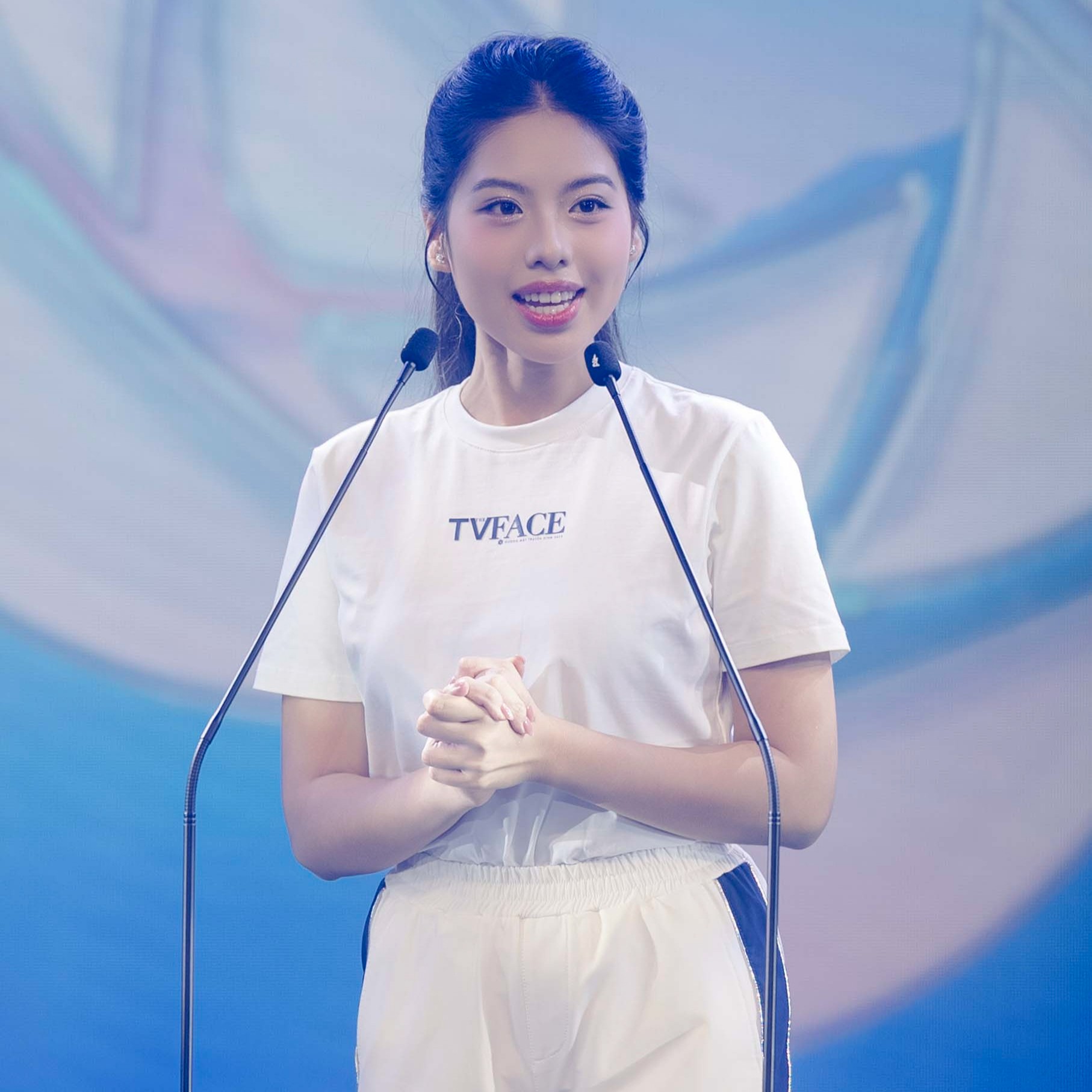 Ngay từ những vòng đầu, Gia Hân đã tạo được dấu ấn riêng với phong thái chuyên nghiệp, cách diễn đạt mạch lạc và khả năng truyền cảm xúc qua từng câu chữ. Trong suốt các phần thi, Gia Hân đều khiến hội đồng giám khảo lẫn khán giả lắng nghe chăm chú khi kể câu chuyện về sự trưởng thành và nỗ lực không ngừng của thế hệ trẻ. Không cần quá nhiều chi tiết hoa mỹ, sự chân thành và tinh thần dấn thân đã đủ để cô chiếm trọn cảm tình.