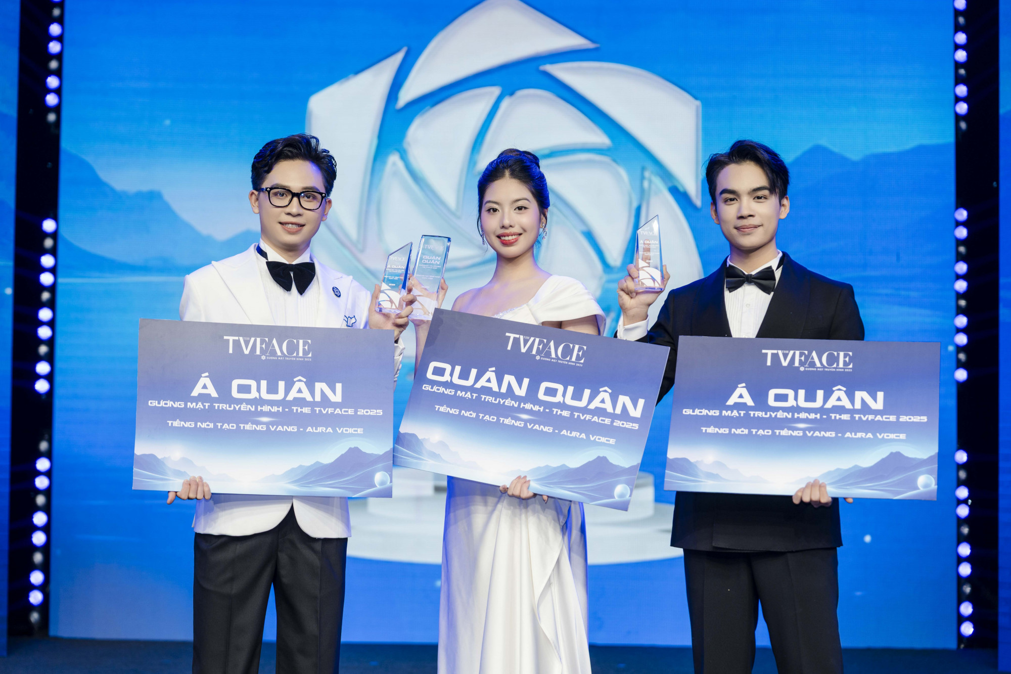 Bên cạnh giải thưởng cao nhất, cô còn được vinh danh với danh hiệu “Giọng đọc ấn tượng”. Hai ngôi vị Á quân lần lượt thuộc về Hoàng Đình Tùng và Phan Giang.