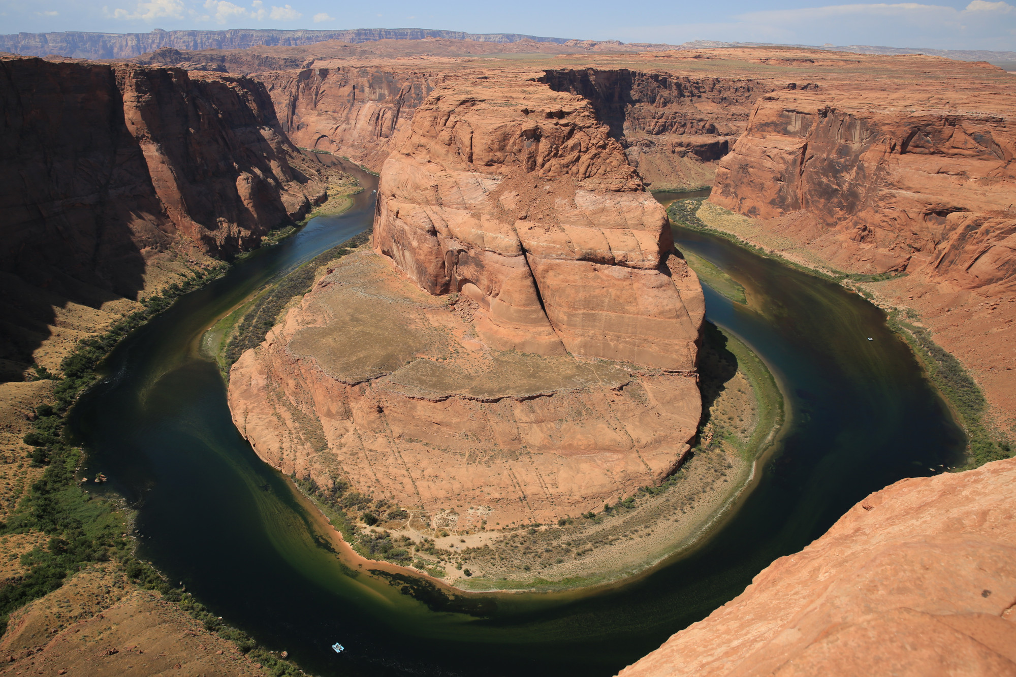 Tuyến đường sắt Grand Canyon: Grand Canyon Railway mang đến cho du khách cơ hội thưởng ngoạn hẻm núi hùng vĩ theo cách độc đáo nhất. Chuyến tàu khởi hành từ thị trấn nhỏ Williams và mất khoảng hai giờ để đến South Rim, đưa hành khách đi qua khung cảnh sa mạc hoang sơ, xen lẫn những màn biểu diễn giải trí trên tàu đầy thú vị. Không chỉ được chiêm ngưỡng toàn cảnh Grand Canyon từ trên cao, bạn có thể khám phá các công trình kiến trúc cổ điển và triển lãm mang dấu ấn văn hóa của công viên quốc gia nổi tiếng này.