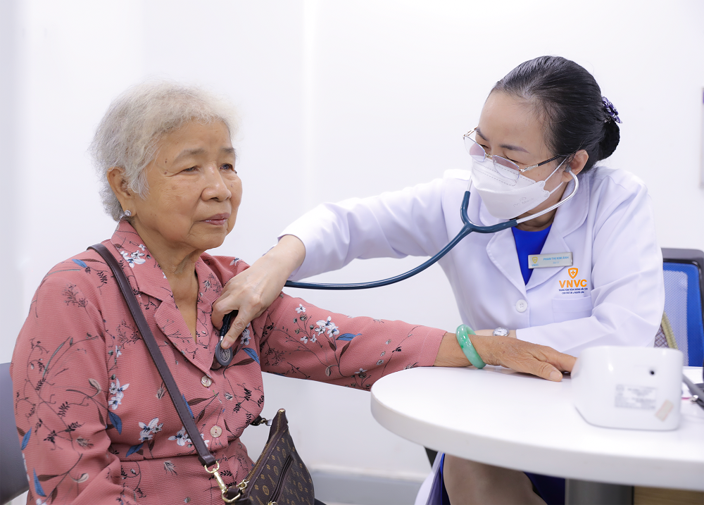 Trước khi tiêm vắc xin cúm, người cao tuổi, có bệnh nền cần được bác sĩ thăm khám sức khỏe - Ảnh: Mộc Nhiên