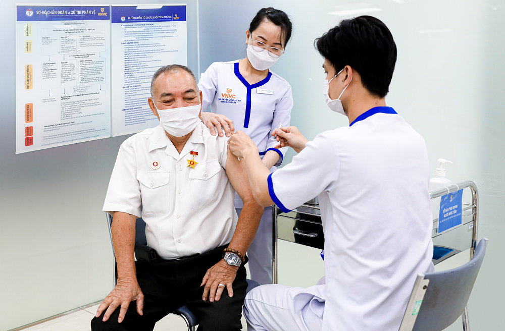Tiêm vắc xin cúm giúp phòng bệnh, giảm nhập viện cho người cao tuổi, có bệnh nền - Ảnh: Mộc Nhiên