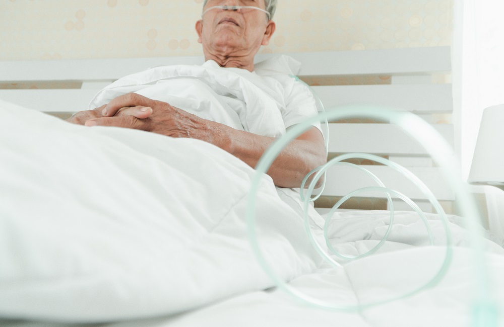Người cao tuổi và có bệnh nền khi mắc cúm sẽ làm tăng nguy cơ nhập viện, tử vong. Ảnh: Vecteezy