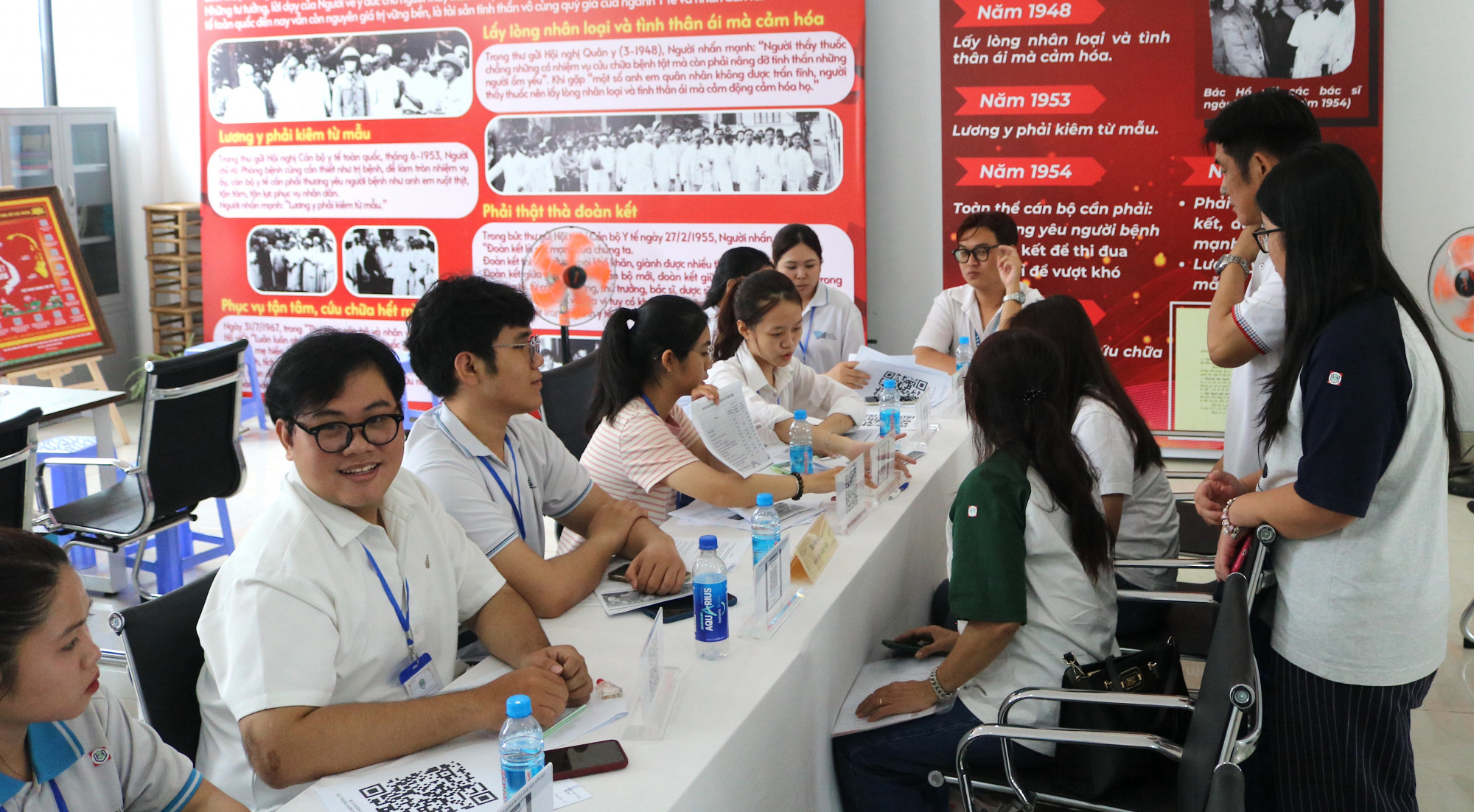 Tân sinh viên nhập học tại Trường đại học Khoa học sức khỏe sáng 25/8 - Ảnh: UHS