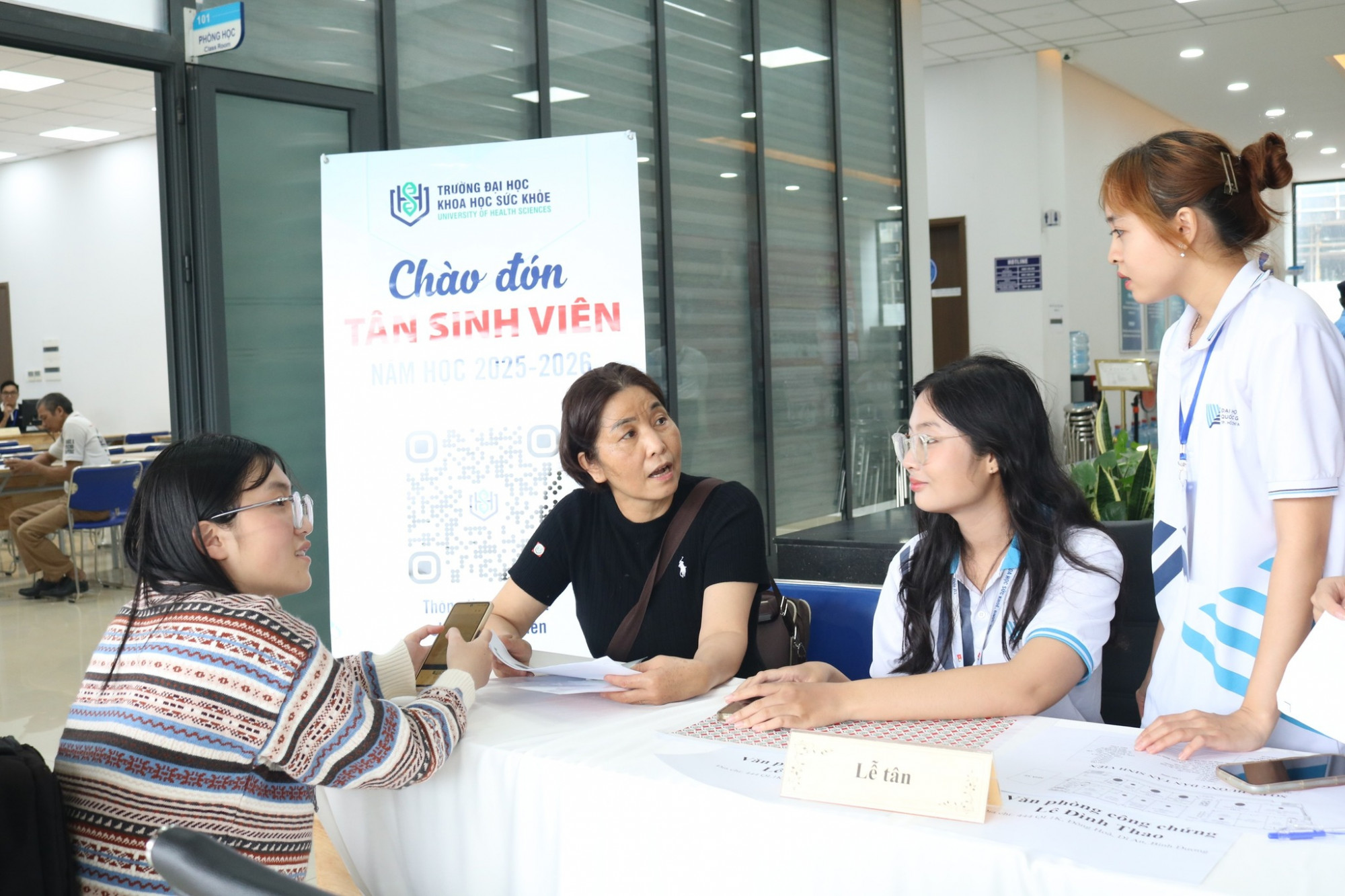 hướng dẫn các các em đến từng phòng nộp hồ sơ. Sau khi hoàn tất nộp hồ sơ, các bạn sẽ được đội ngũ tư vấn, hướng dẫn đăng ký ký túc xá và các dịch vụ tiện ích - Ảnh: 