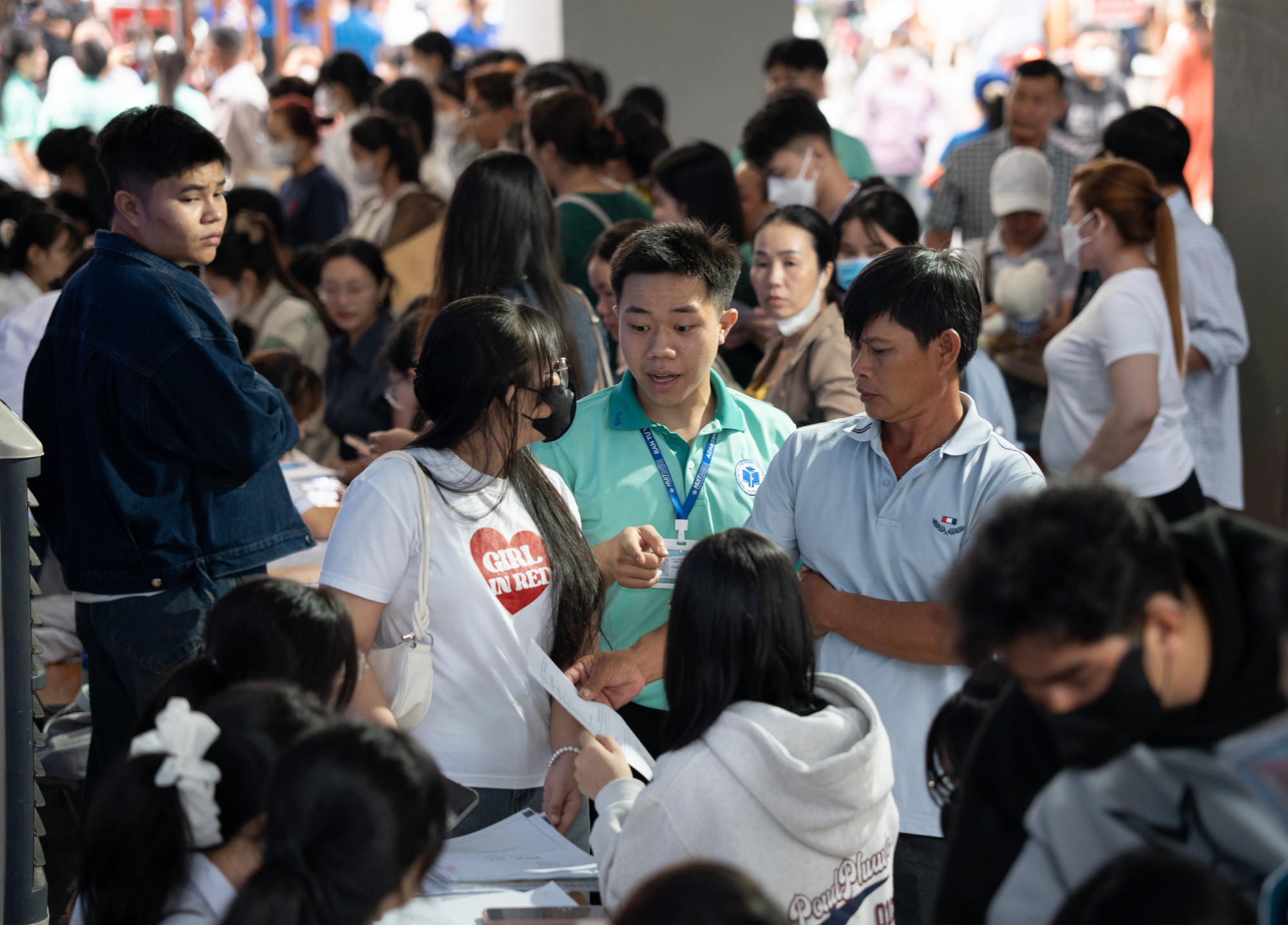 Tân sinh viên nhập học tại Trường đại học Công thương TPHCM sáng 25/8 - Ảnh: N.L