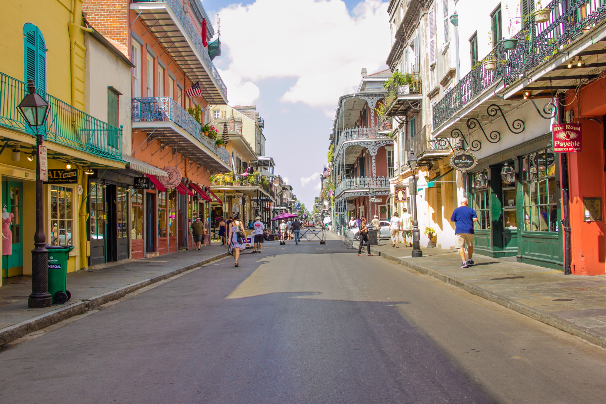 Chuyến tàu Sunset Limited (New Orleans - San Antonio - Tucson - Phoenix - Los Angeles): Xuất phát từ New Orleans và kết thúc ở Los Angeles, chuyến tàu đưa du khách đi qua những vùng đất hiếm khi có dịp khám phá: từ đầm lầy Bayou huyền bí, khu vực sát biên giới Mexico, đến những sa mạc mênh mông của miền Tây Nam và cả dãy núi hùng vĩ ở California. Trong suốt ba ngày di chuyển, khung cảnh thay đổi liên tục – lúc mơ màng, lúc hùng tráng – khiến hành trình trên tuyến đường cực Nam này trở thành trải nghiệm khó quên.