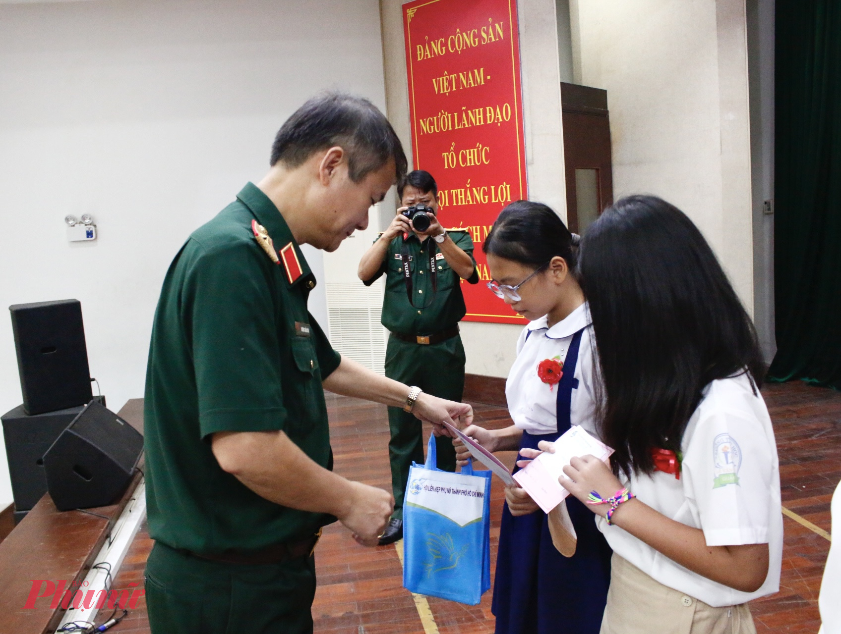 Thiếu tướng Vương Tuấn Sơn – Cục trưởng Cục hậu cần Bộ Tổng tham mưu, Bộ Quốc phòng trao học bổng cho các em học sinh có hoàn cảnh khó khăn, vươn lên trong học tập