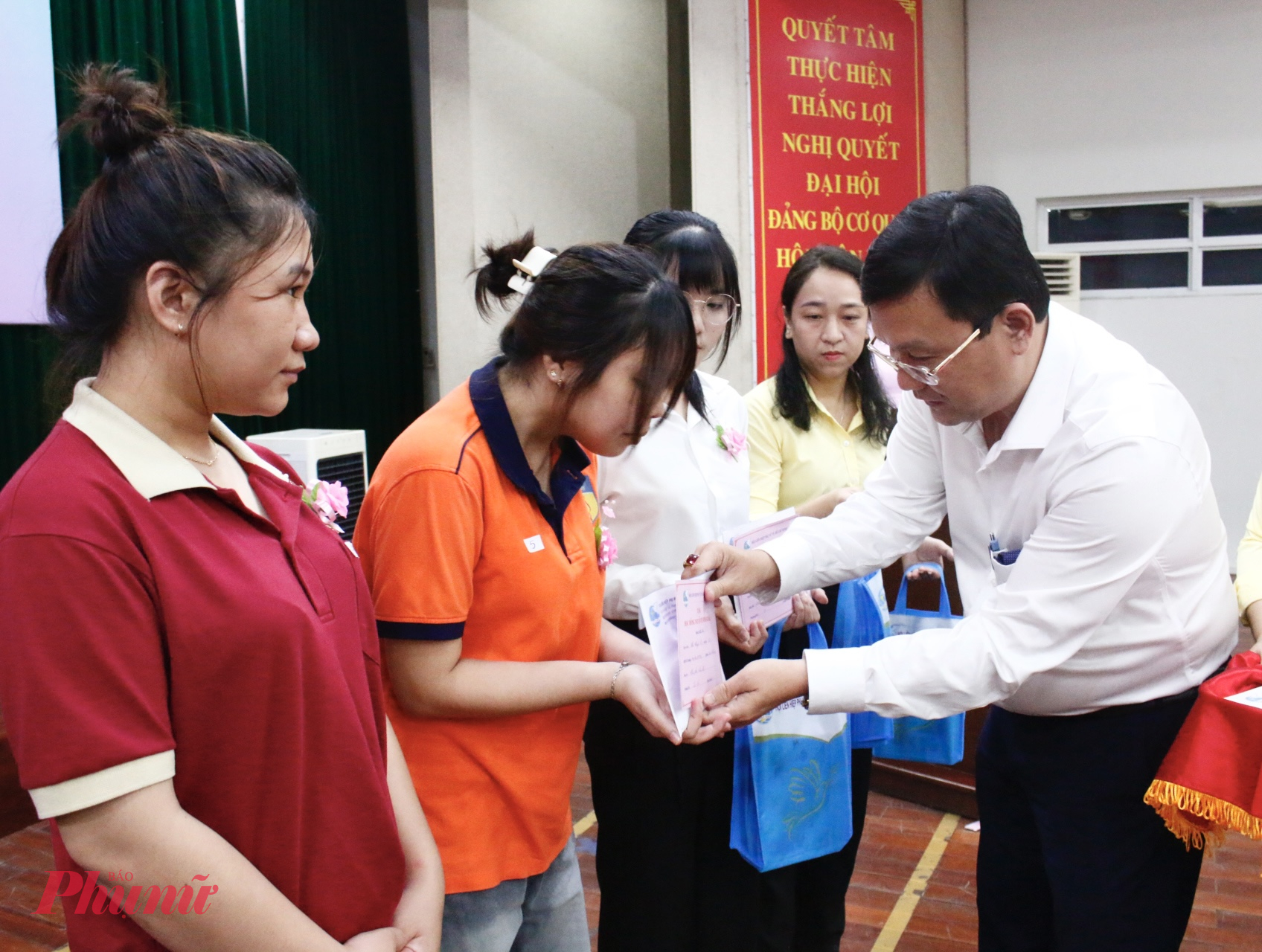 Ông Phan Hồng Ân – Phó chủ tịch MTTQ Việt Nam TPHCM trao học bổng đến các em học sinh có hoàn cảnh khó khăn