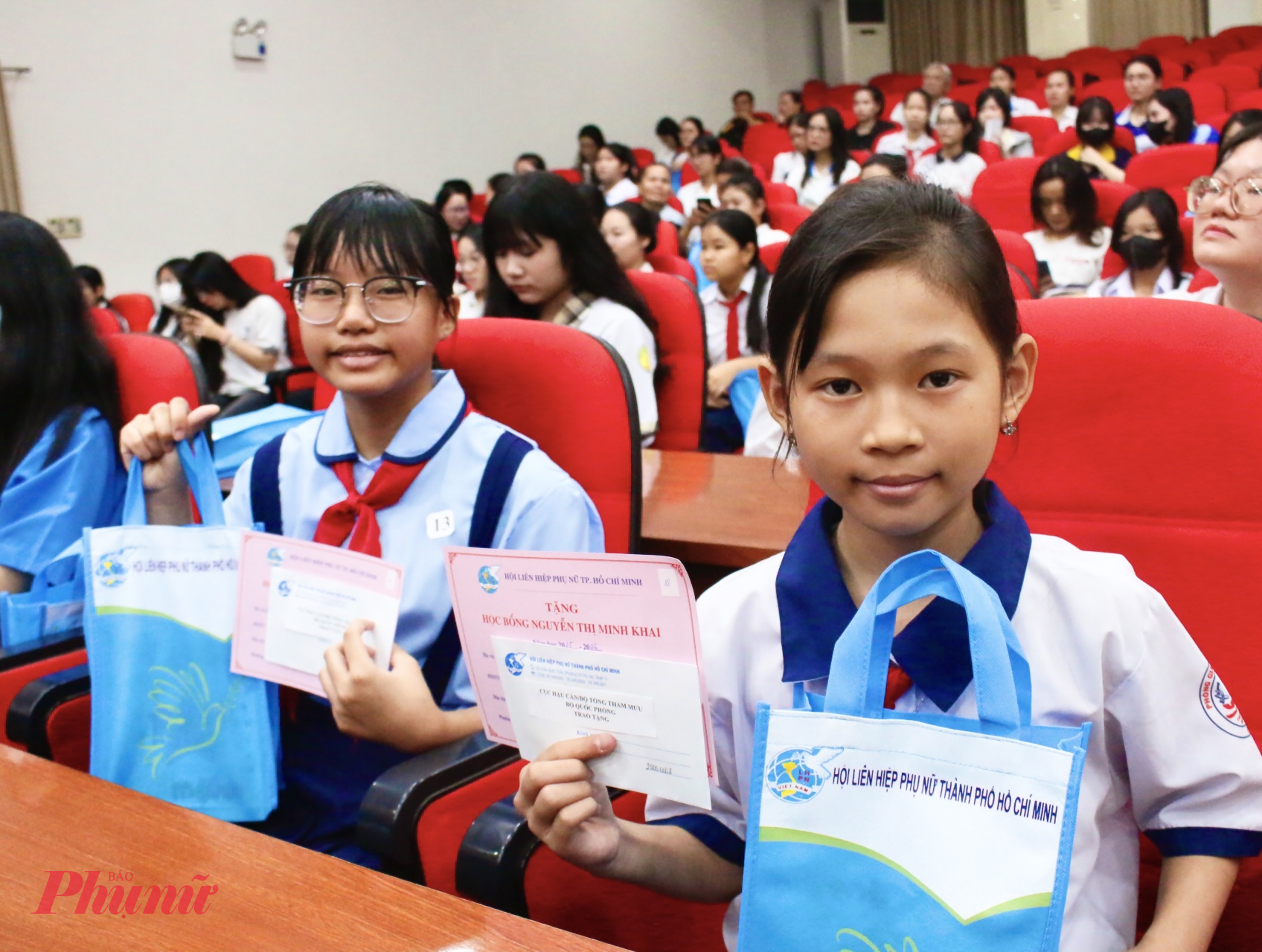 Em Võ Trần Ngọc Huyền - Học sinh lớp 6A5 Trường THCS Văn Thân (phường Bình Tiên), đến nhận học bổng cùng ba mẹ. Với em, đây là niềm vui lớn và cũng là nguồn động viên đầy ý nghĩa giữa những khó khăn chồng chất của gia đình. Em kể, mẹ em ban ngày làm nội trợ, đêm lại đi nhặt ve chai. Còn ba tuổi cao, mang bệnh nên đang thất nghiệp. Trong khi đó, anh trai học lớp 9 sau giờ học phải đi phụ quán, giữ xe đến khuya để góp phần lo chi phí cho hai anh em đến trường. Nhận học bổng, Huyền xúc động chia sẻ và cho biết sẽ đưa cho mẹ mua sách vở, quần áo đi học cho 2 anh em, phần còn lại để dành mua gạo và thức ăn cho gia đình.