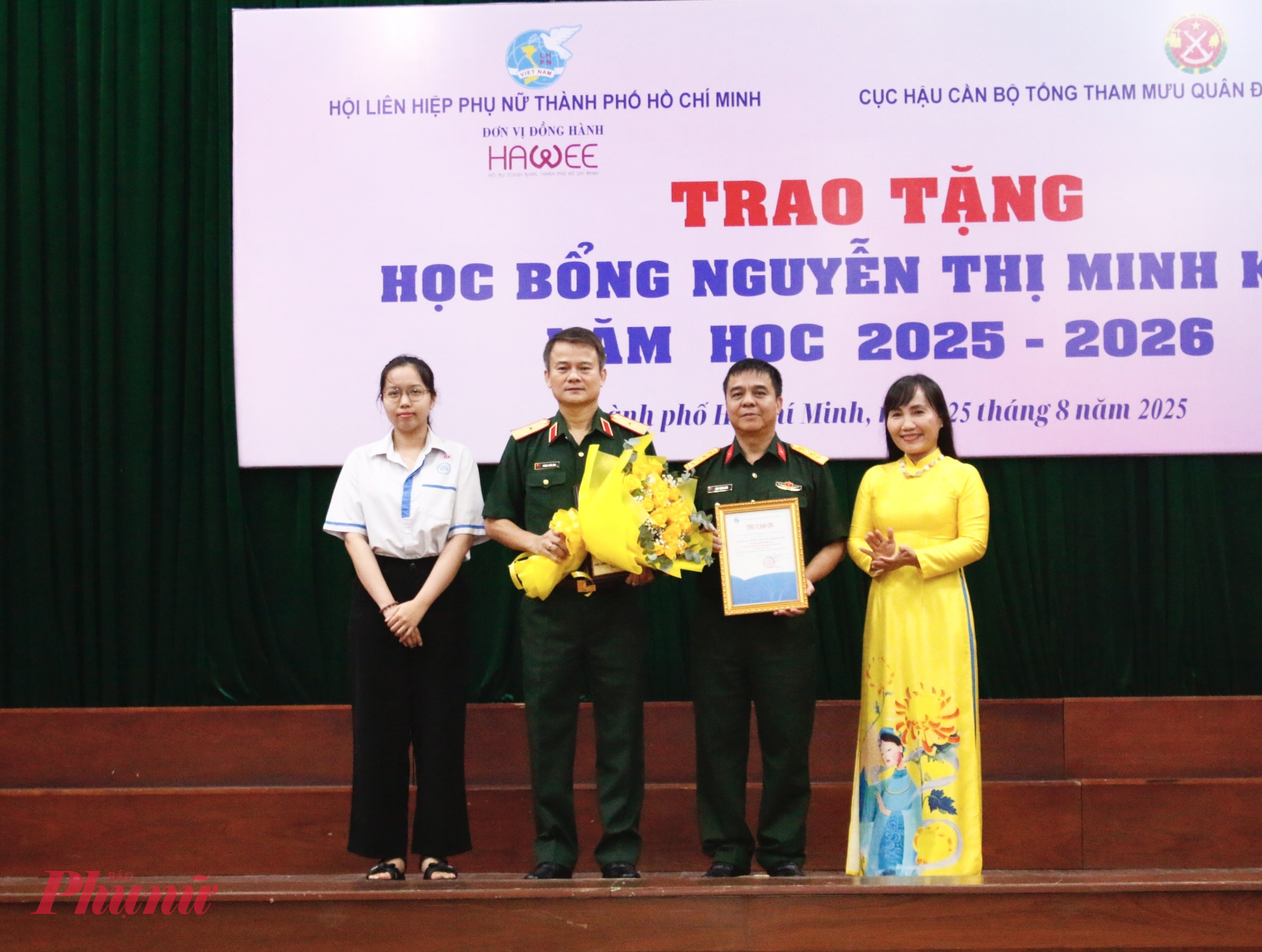 Bà Trịnh Thị Thanh – Phó chủ tịch Thường trực Hội LHPN TPHCM trao thư cảm ơn đến các đơn vị đồng hành, hỗ trợ chương trình.