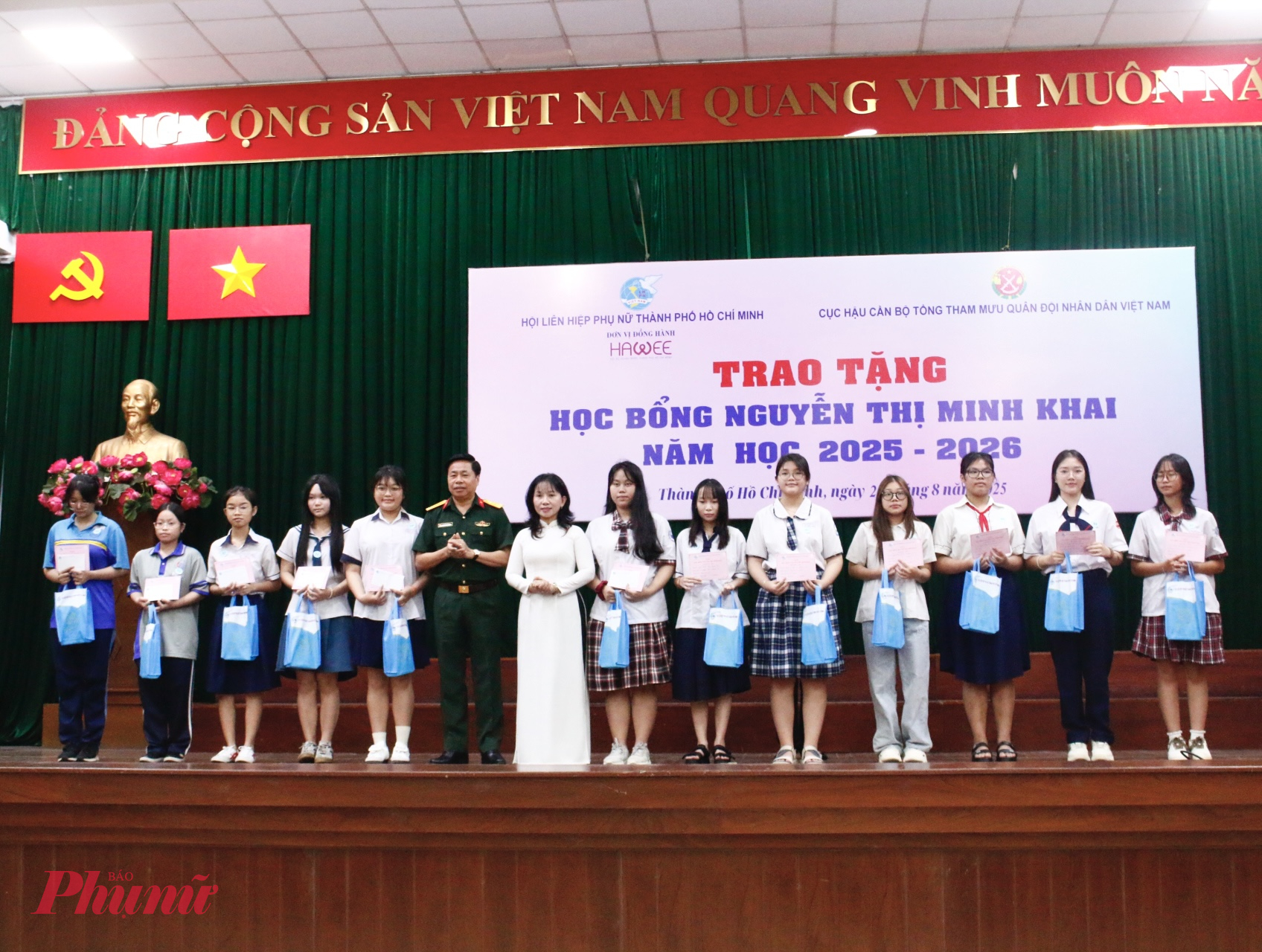 Dịp này, Hội LHPN TPHCM cùng các cơ quan, đơn vị, doanh nghiệp và mạnh thường quân đã trao 161 suất học bổng, tổng trị giá 445 triệu đồng cho học sinh, sinh viên hiếu học, vượt khó. 