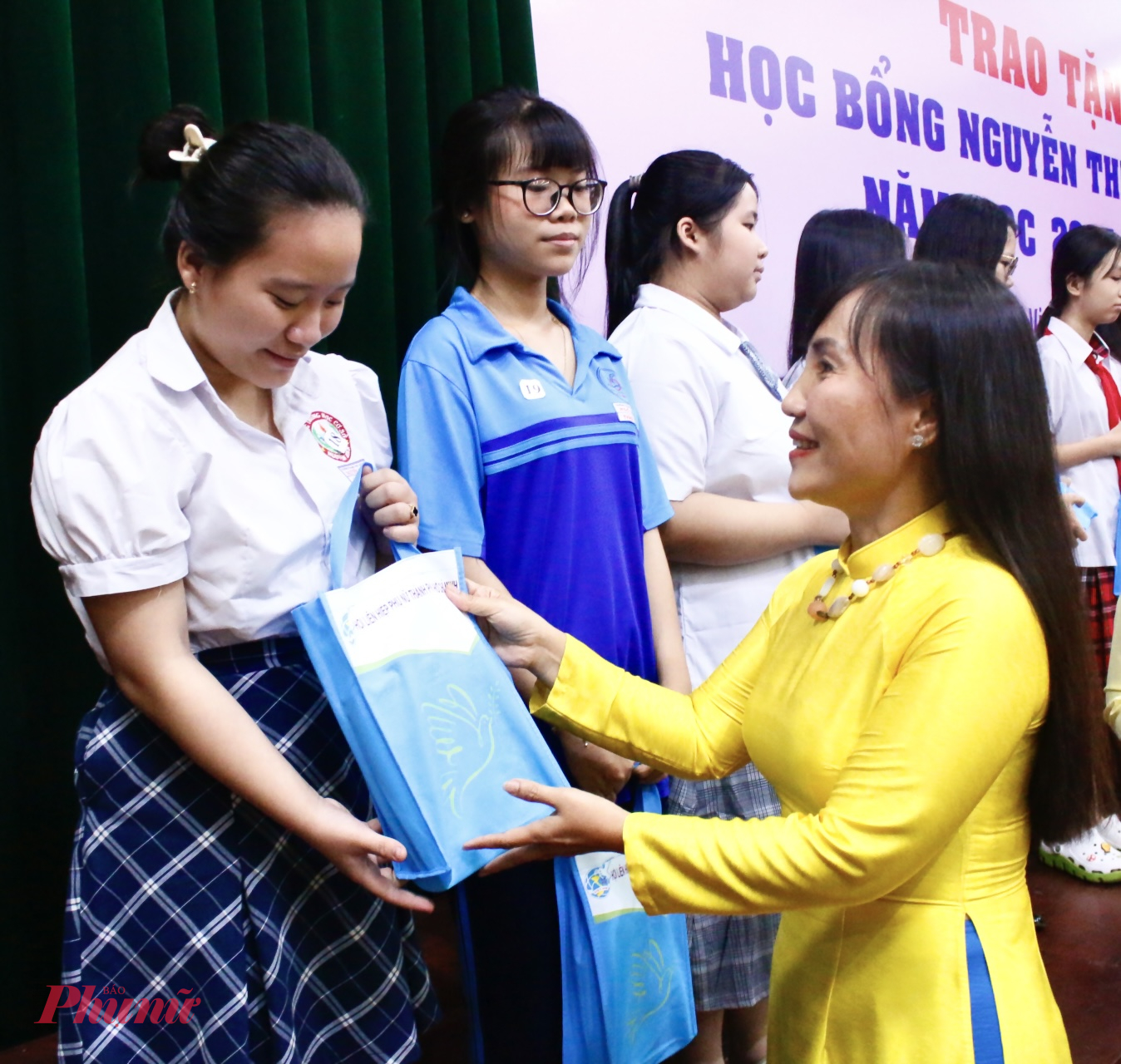 Bà Trịnh Thị Thanh – Phó chủ tịch thường trực Hội LHPN TPHCM cho biết: Trải qua 35 năm thực hiện, Hội Phụ nữ các cấp của TP đã trao gần 217 tỉ đồng cho hơn 400.000 lượt em học sinh, sinh viên. Mỗi suất học bổng tuy giá trị không lớn về vật chất, nhưng lại chứa đựng tình cảm, sự quan tâm sâu sắc từ các cấp lãnh đạo, các mạnh thường quân và cộng đồng dành cho thế hệ tương lai. Bà mong rằng, tất cả các em sẽ tự hào về những cố gắng của bản thân và gia đình, mong các em sẽ luôn ghi nhớ công ơn cha mẹ, trân trọng từng cơ hội học tập, rèn luyện đạo đức, nuôi dưỡng khát vọng và quyết tâm vượt khó vươn lên để trở thành người có ích cho xã hội.