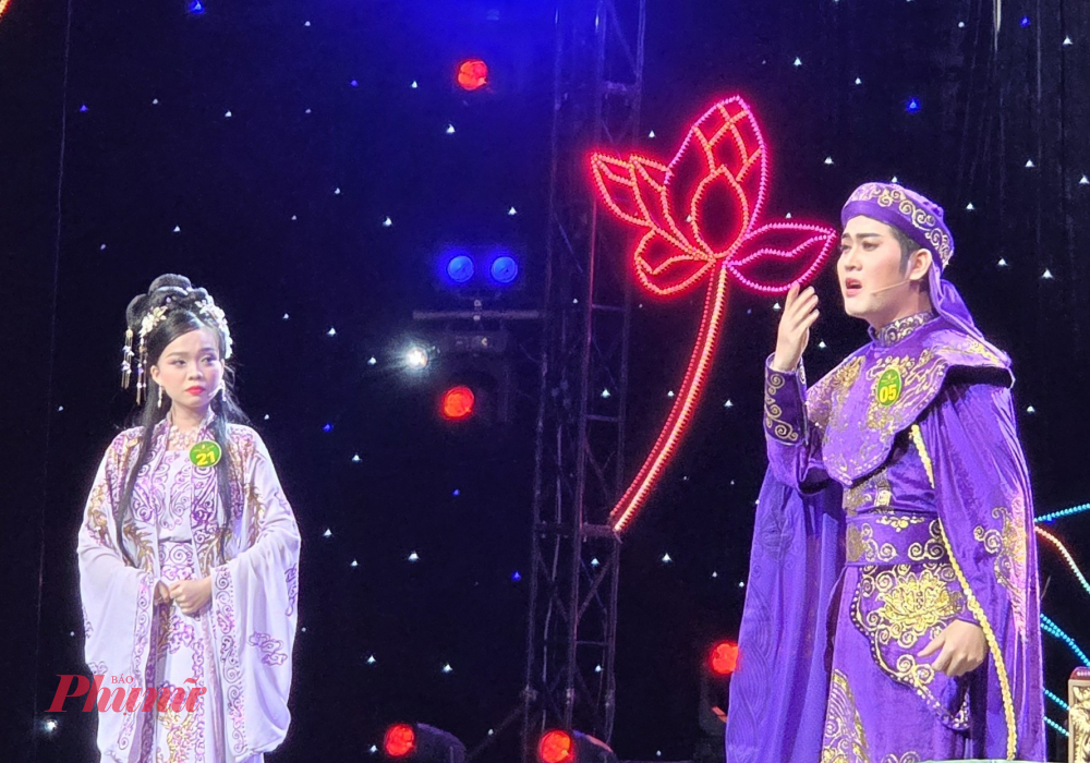 Hà Như và Tấn Đạt là đôi thí sinh cùng dự thi trích đoạn và nắm tay nhau vào chung kết - Ảnh: Ngọc Tuyết.